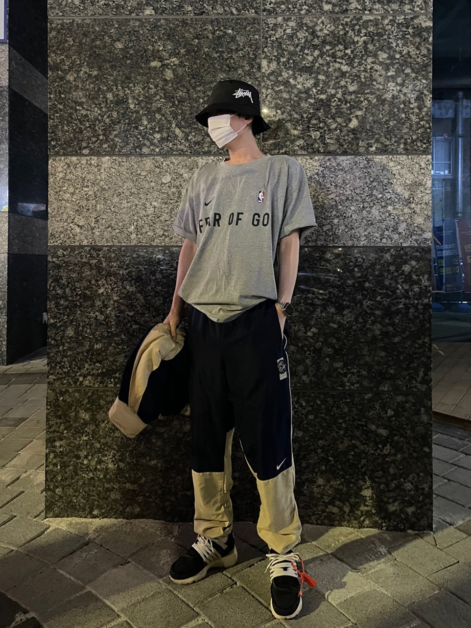 Nike x Stussy Bucket Hat Black, Nike x Fear of God Warm Up T-Shirt Dark Grey Heather 착용 스타일 - 1