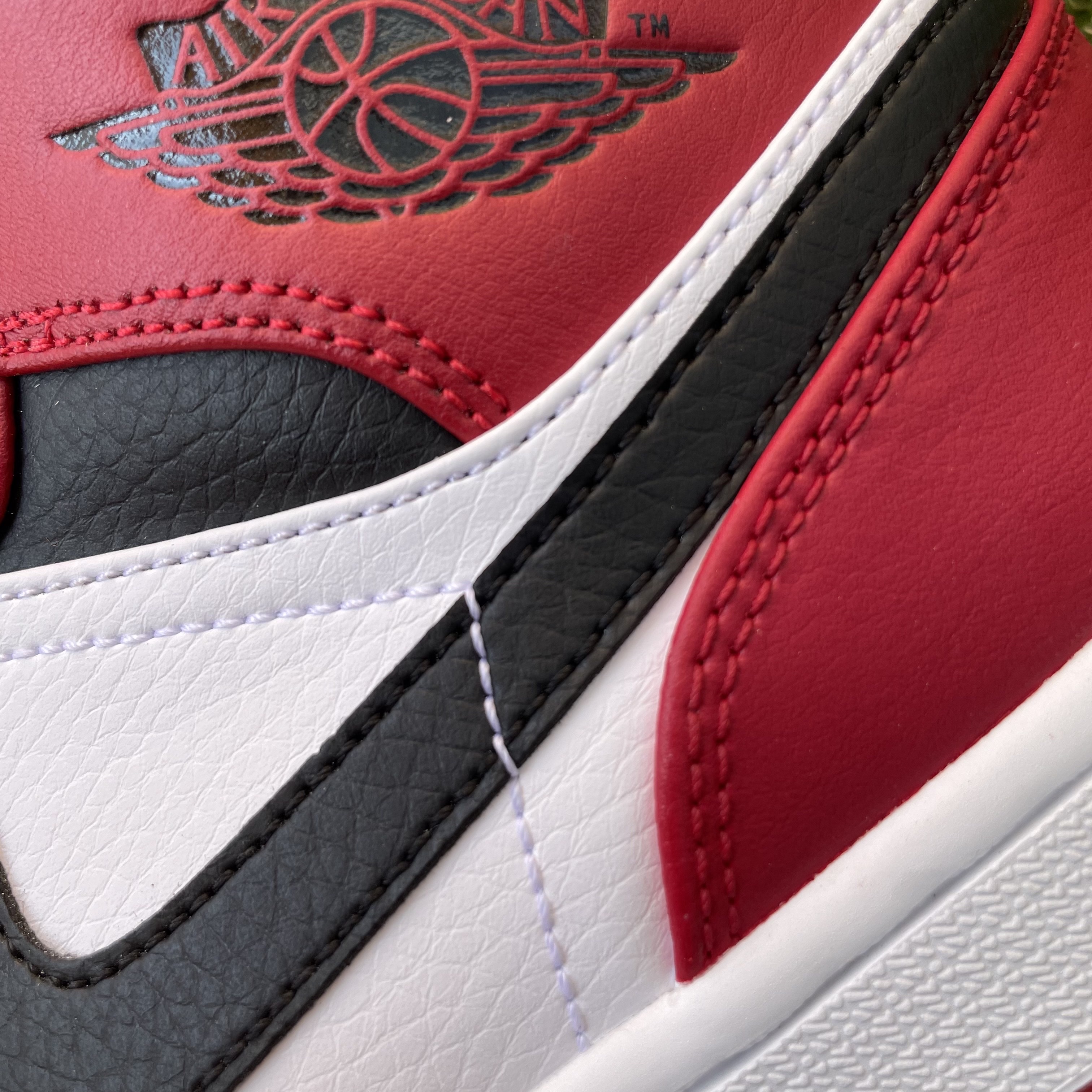 Jordan 1 Mid Chicago 2020, (GS) Jordan 1 Mid White Gym Red Black 착용 스타일 - 3