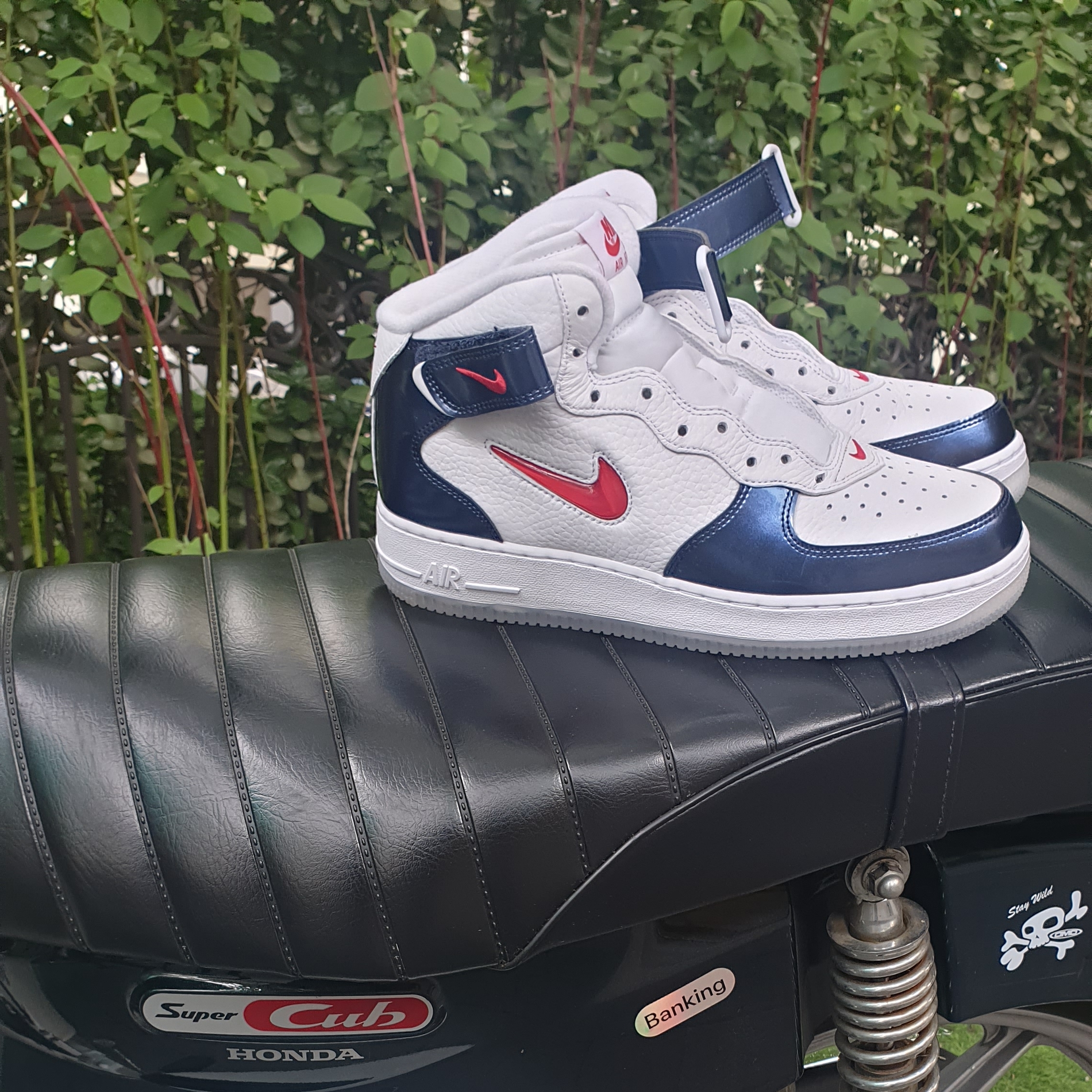 Nike Air Force 1 Mid QS University Red and Midnight Navy 착용 스타일
