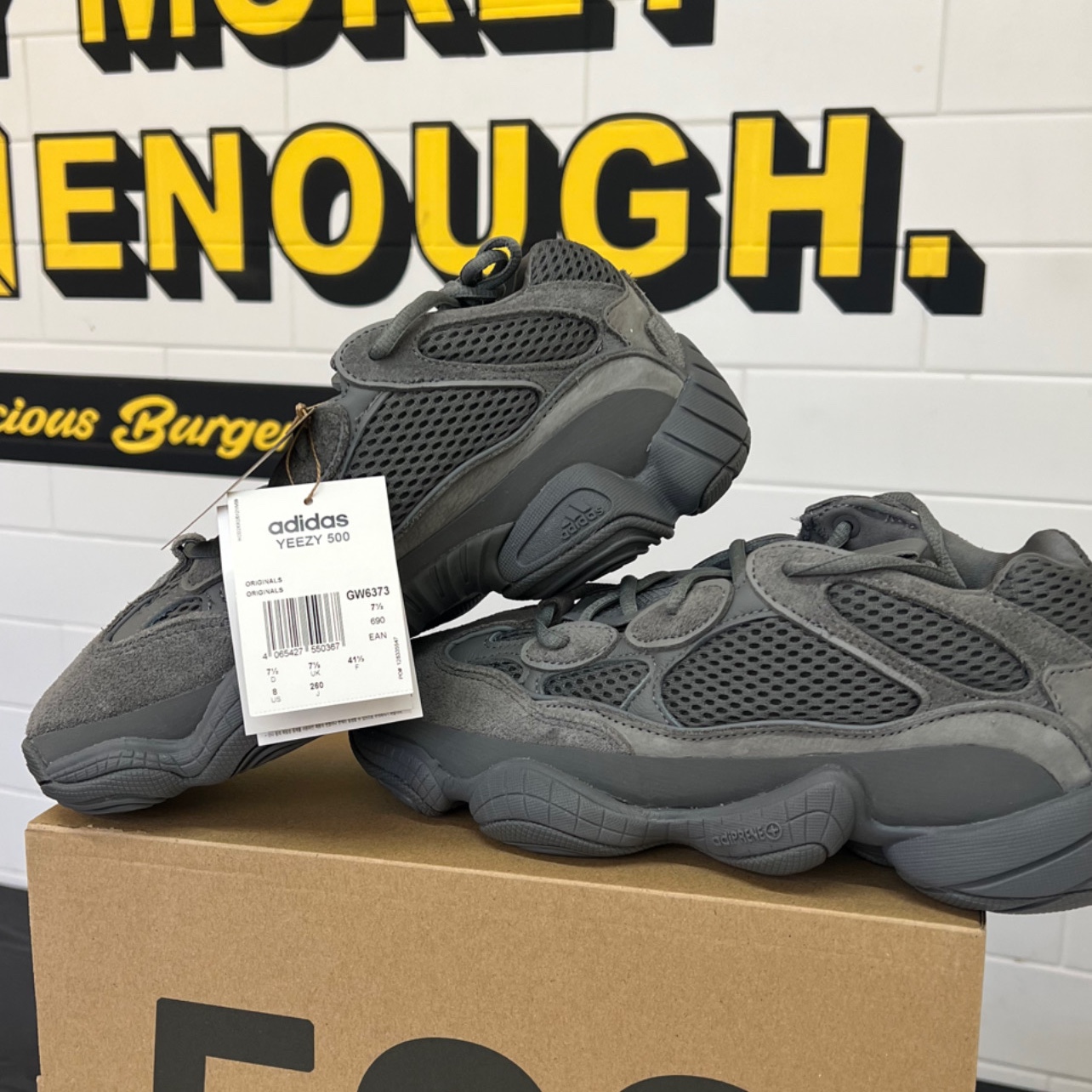 Adidas Yeezy 500 Granite 착용 스타일
