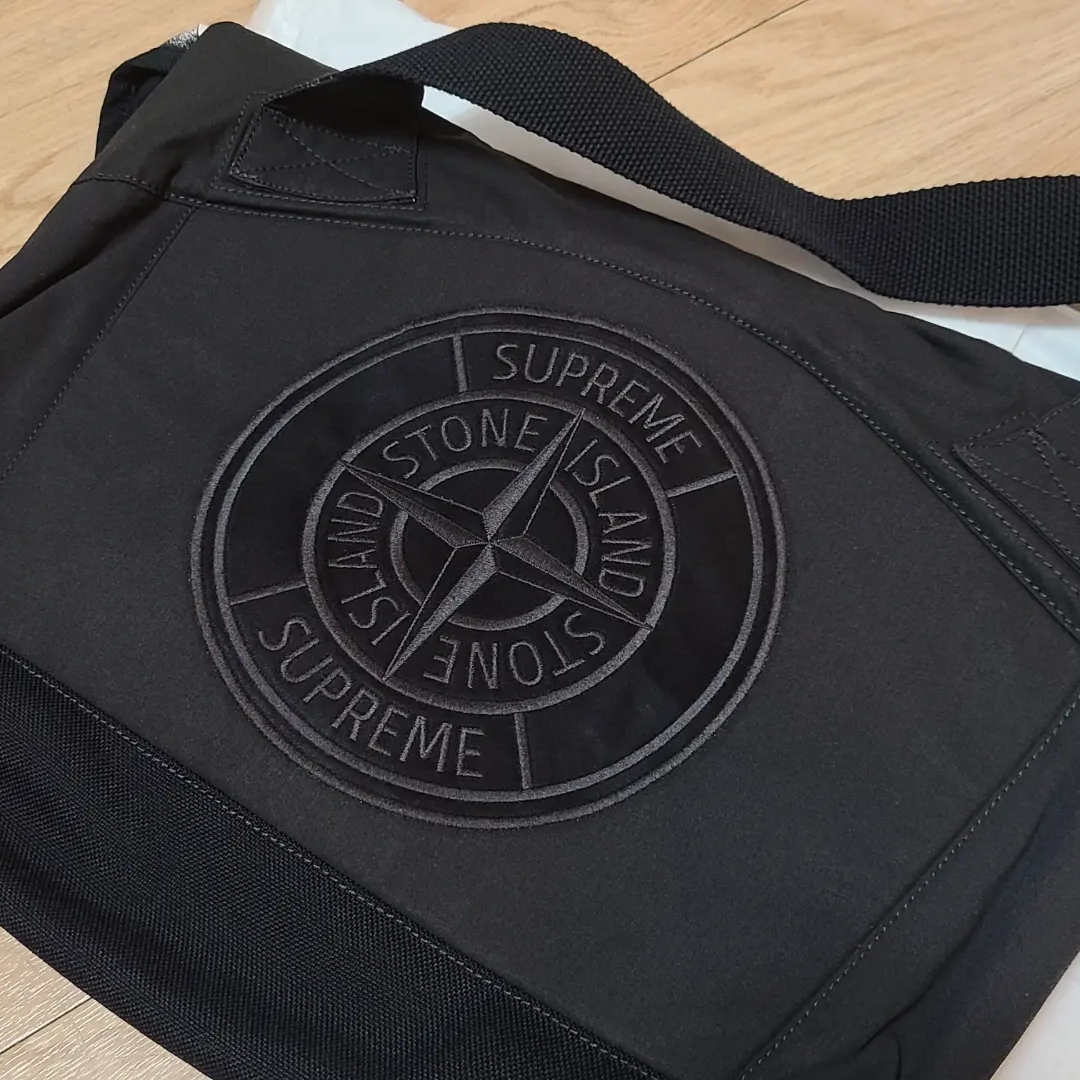 Supreme x Stone Island Stripe Messenger Bag Black - 22SS 착용 스타일 - 2