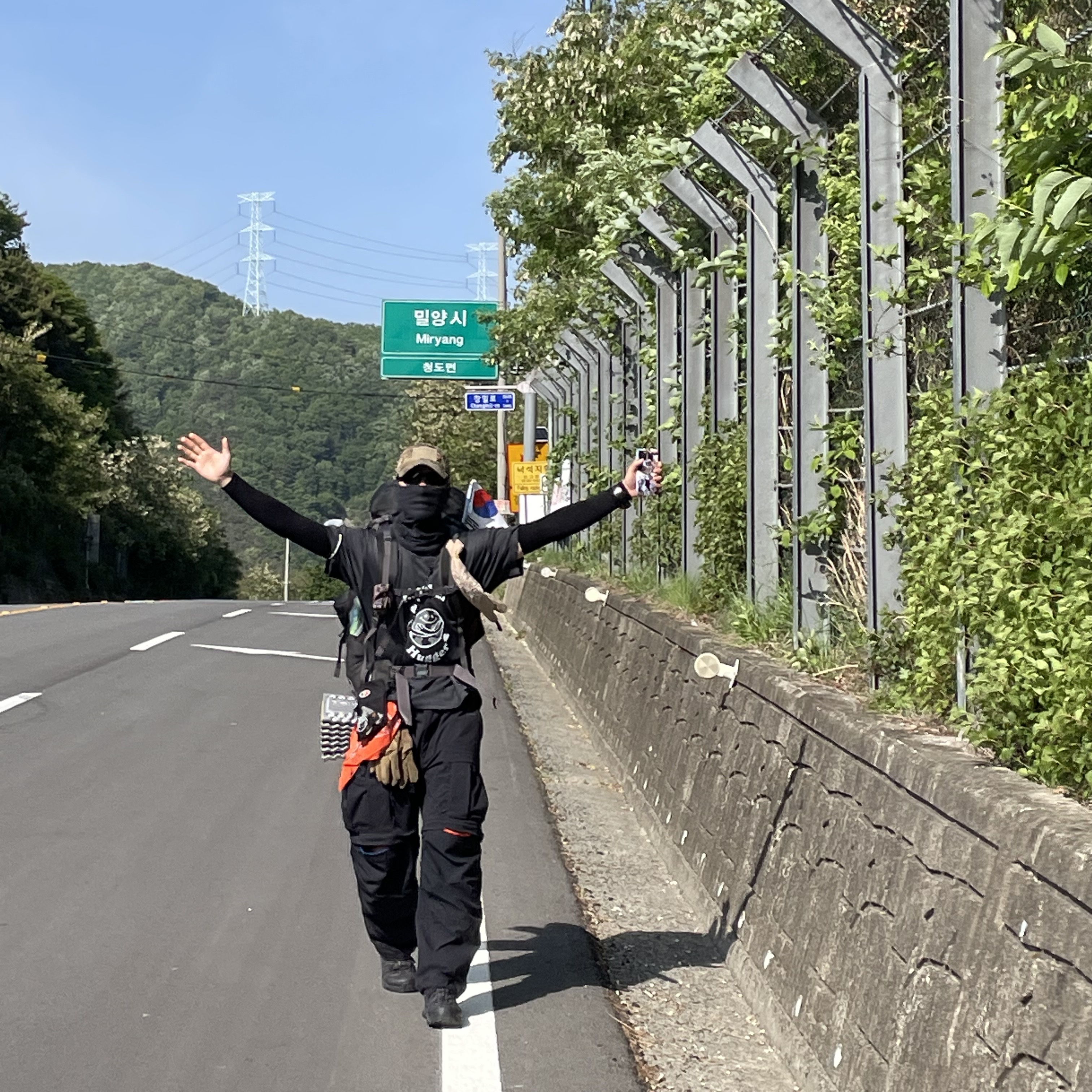 Salomon Quest 4 GTX Magnet Black, Nike ACG Smith Summit Cargo Pants Black Summit White - Asia 착용 스타일