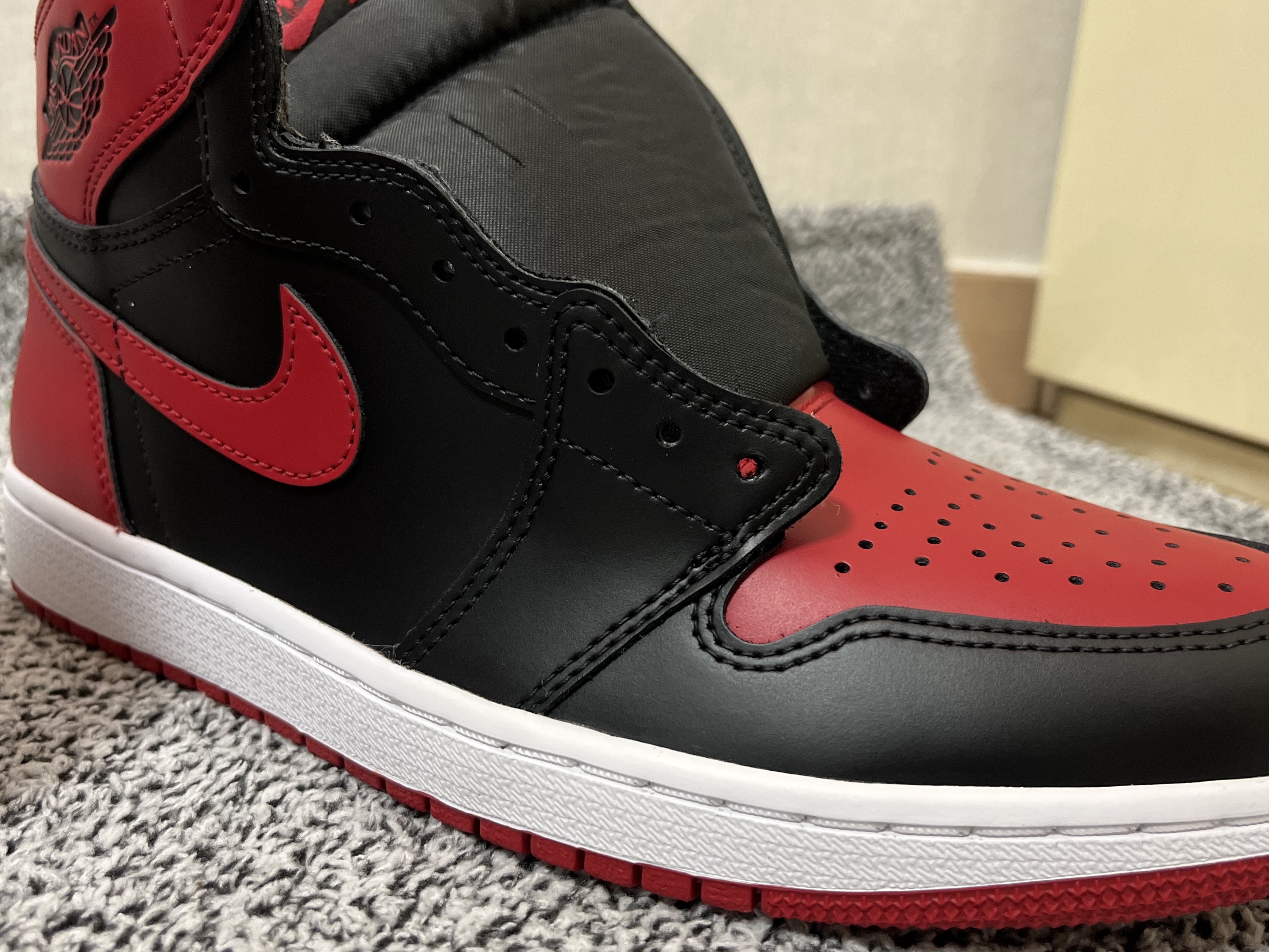 Jordan 1 Retro High OG Patent Bred 착용 스타일 - 2