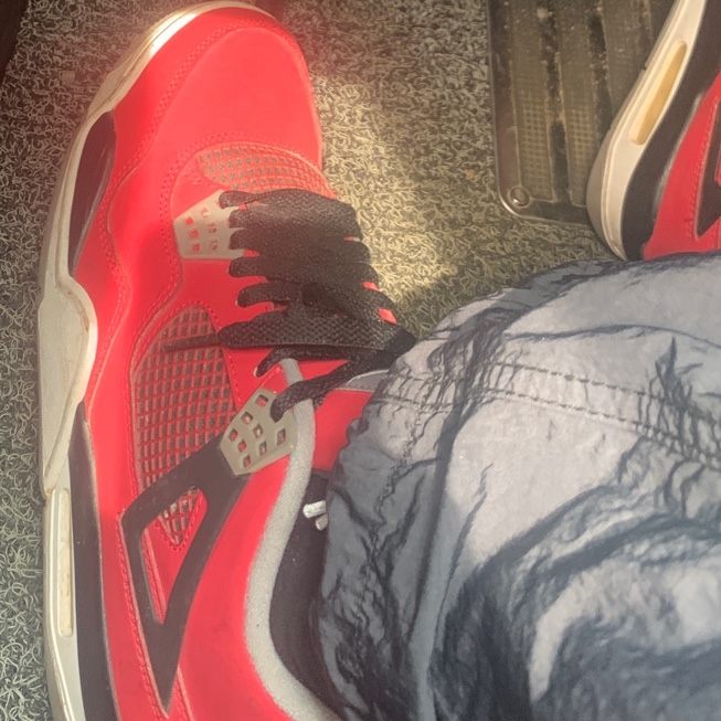 Jordan 4 Retro Toro Bravo 착용 스타일
