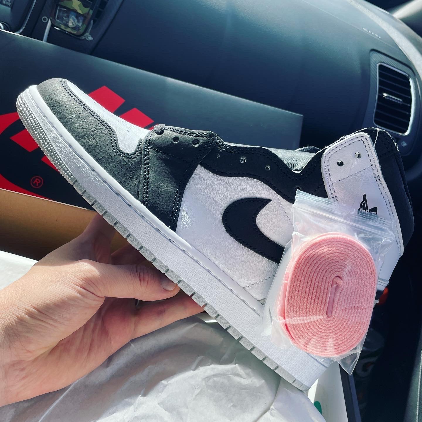 Jordan 1 Retro High OG Bleached Coral 착용 스타일 - 1