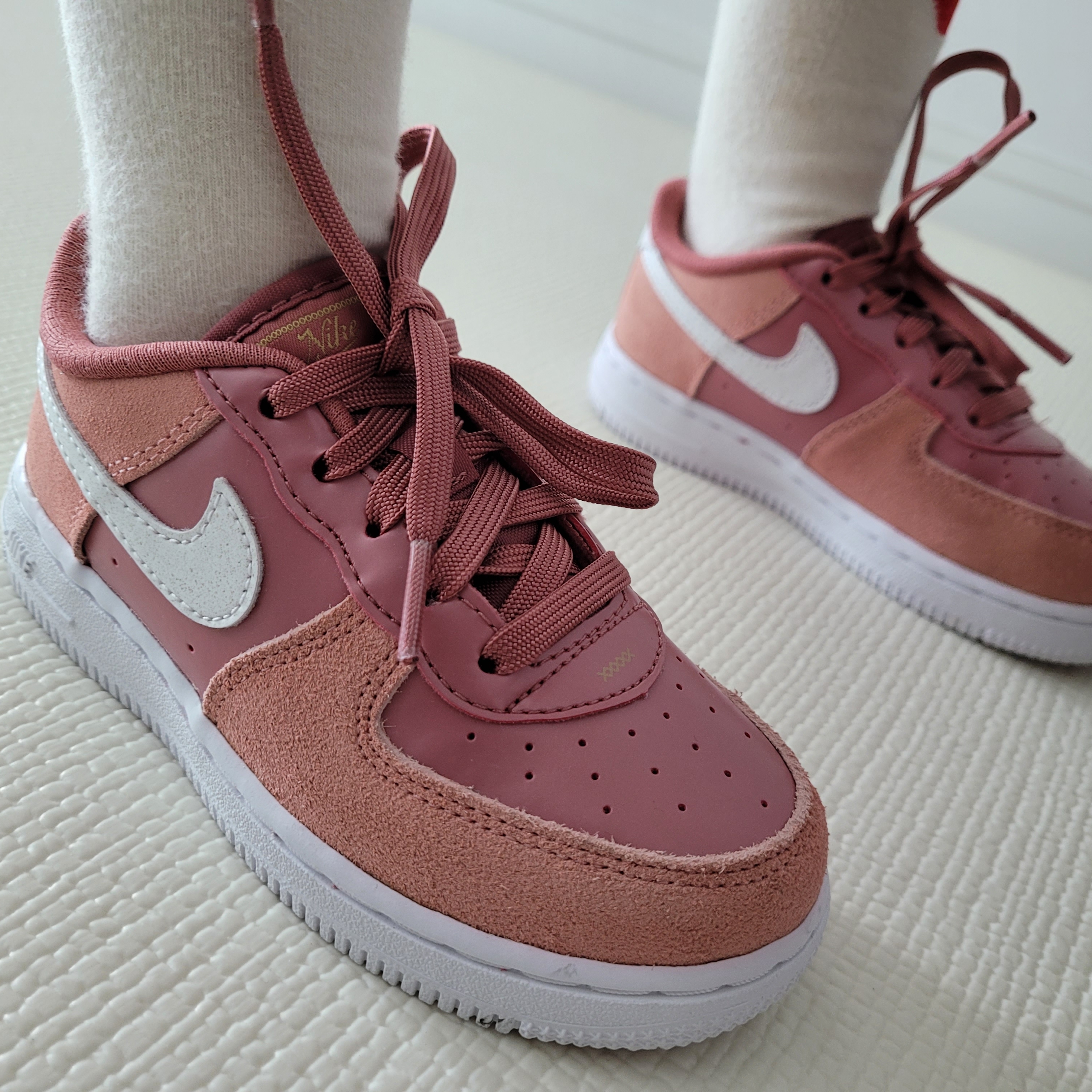 (GS) Nike Air Force 1 LV8 Cherry 착용 스타일 - 2