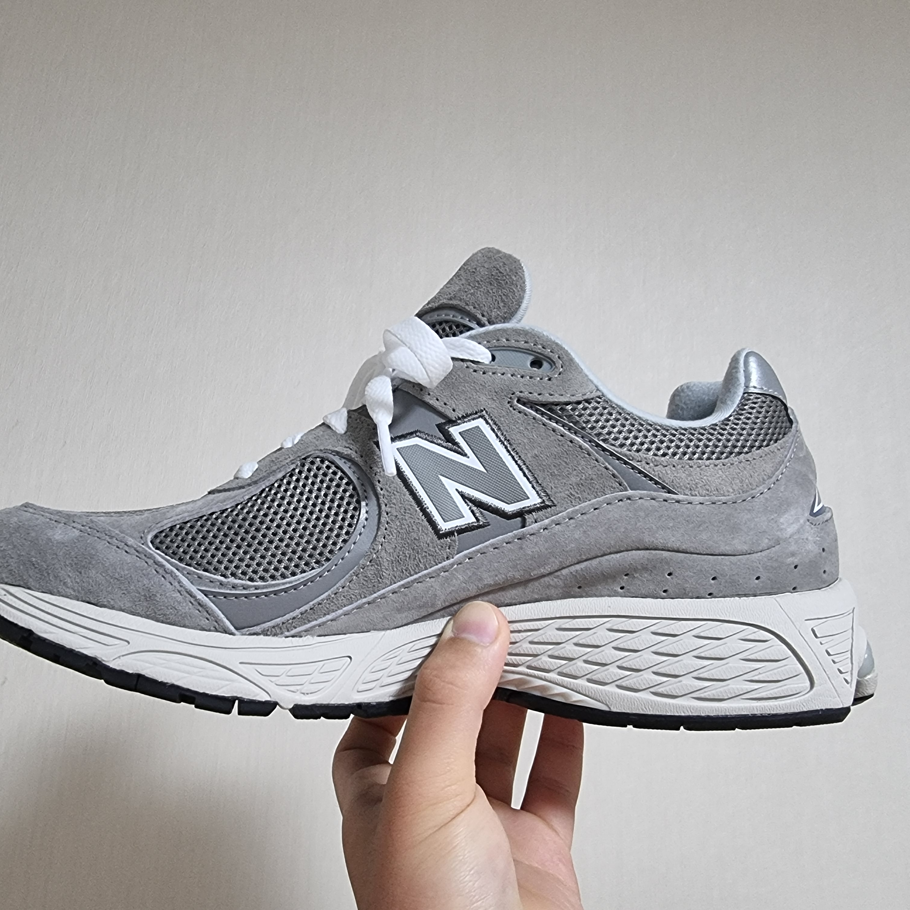 New Balance 2002R Grey 착용 스타일