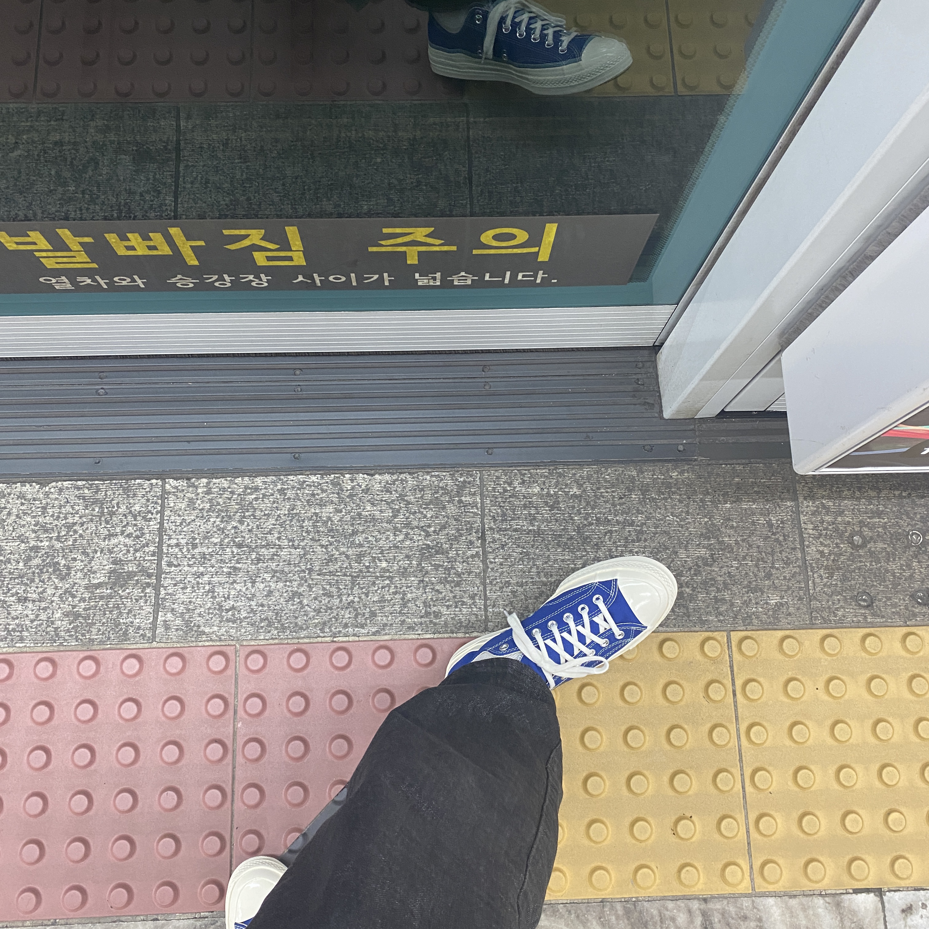 Converse x Play Comme des Garcons Chuck 70 Ox Blue Quartz 착용 스타일 - 1