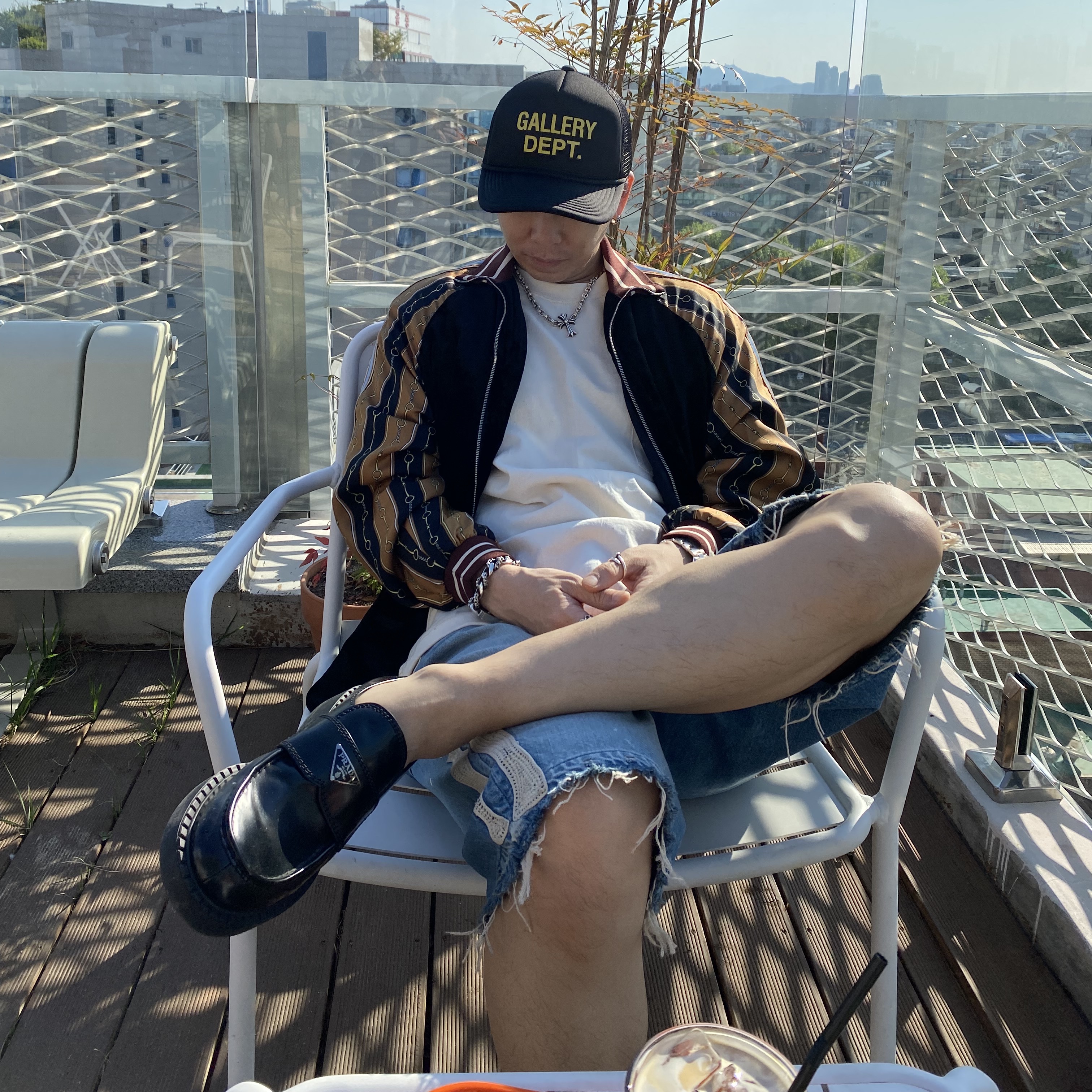 Prada Chocolate Brushed Leather Loafers Black, Gallery Dept. GD Trucker Cap Black 착용 스타일 - 2