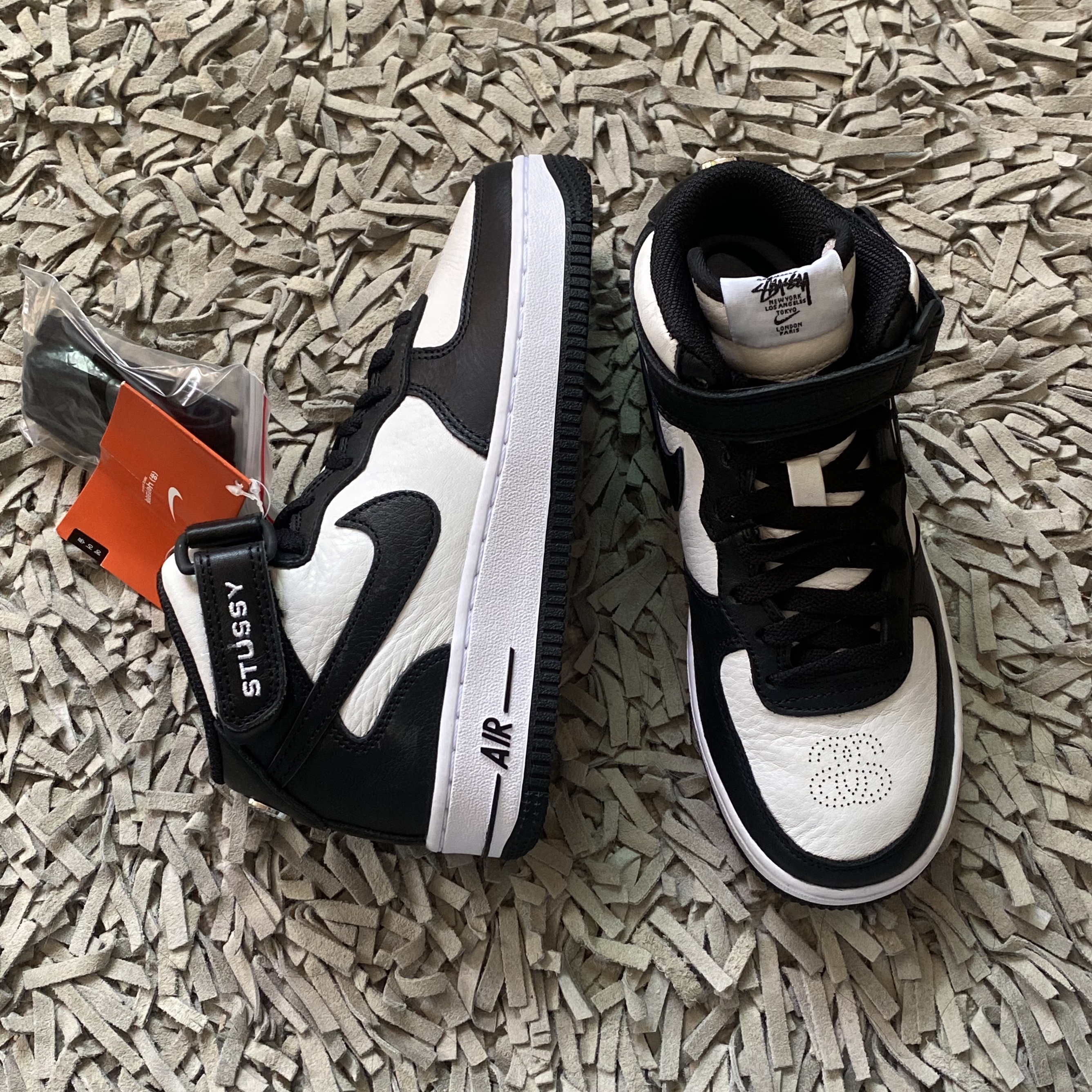 Nike x Stussy Air Force 1 '07 Mid SP Black and Light Bone 착용 스타일