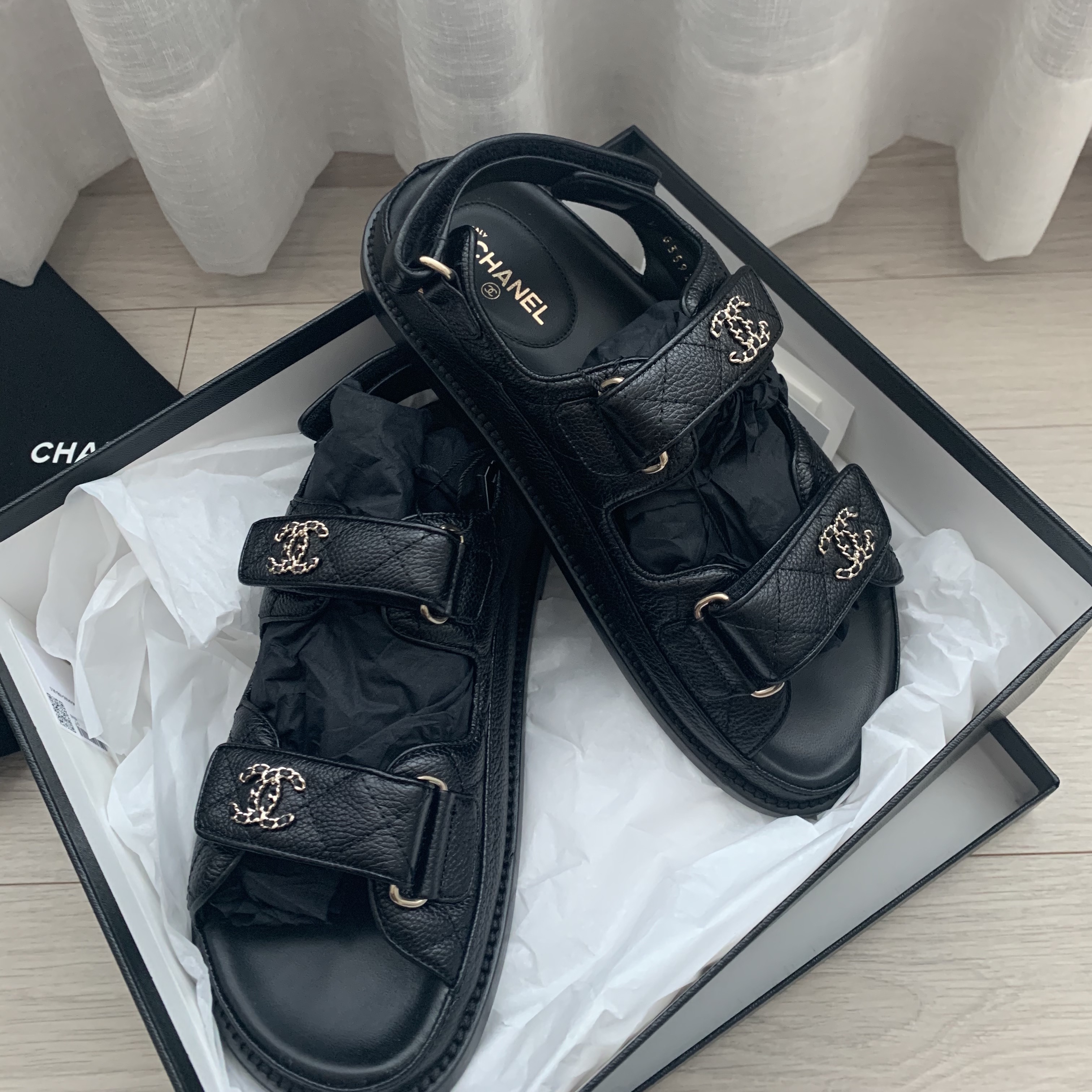 (W) Chanel Sandals Grained Calfskin & Black 착용 스타일