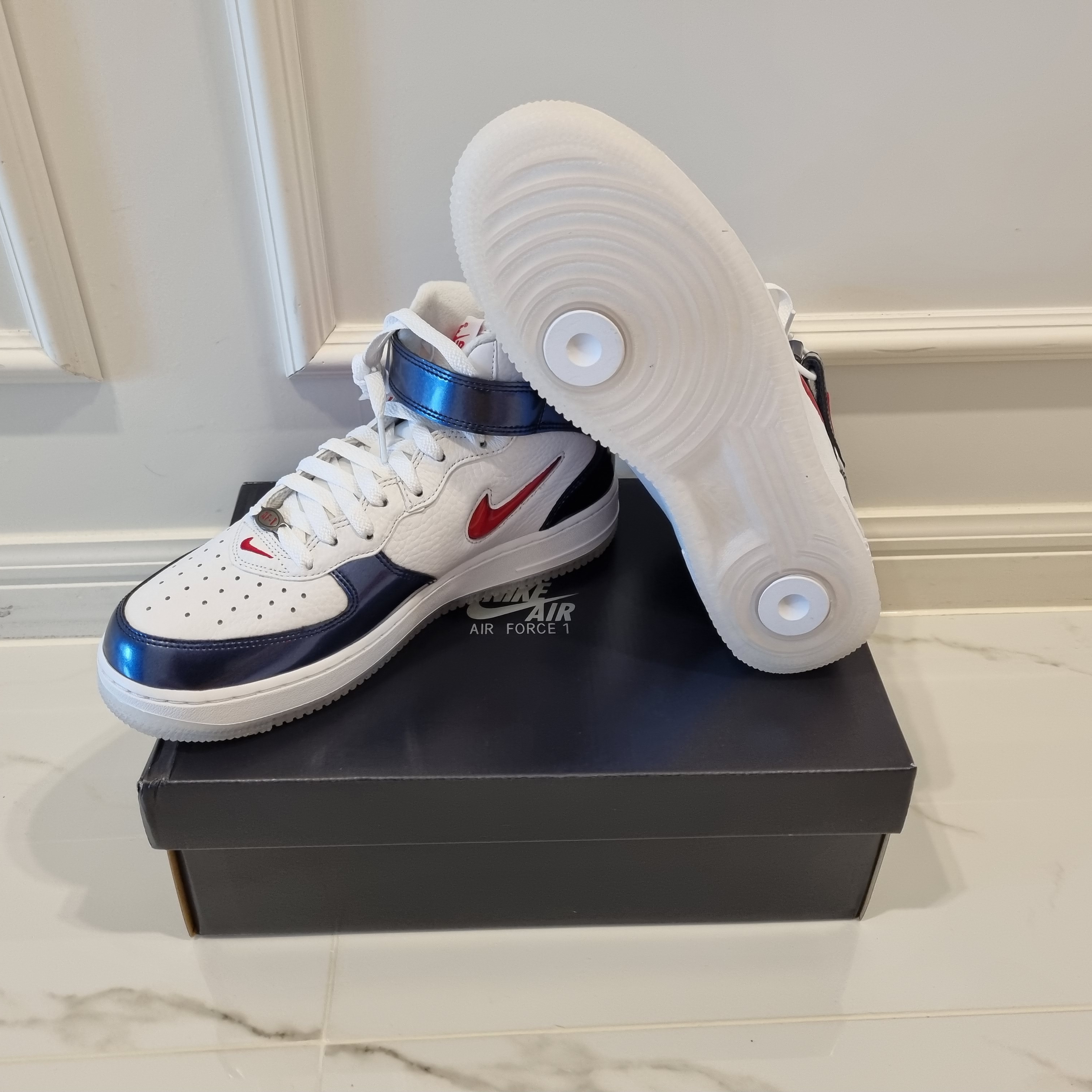 Nike Air Force 1 Mid QS University Red and Midnight Navy 착용 스타일 - 2