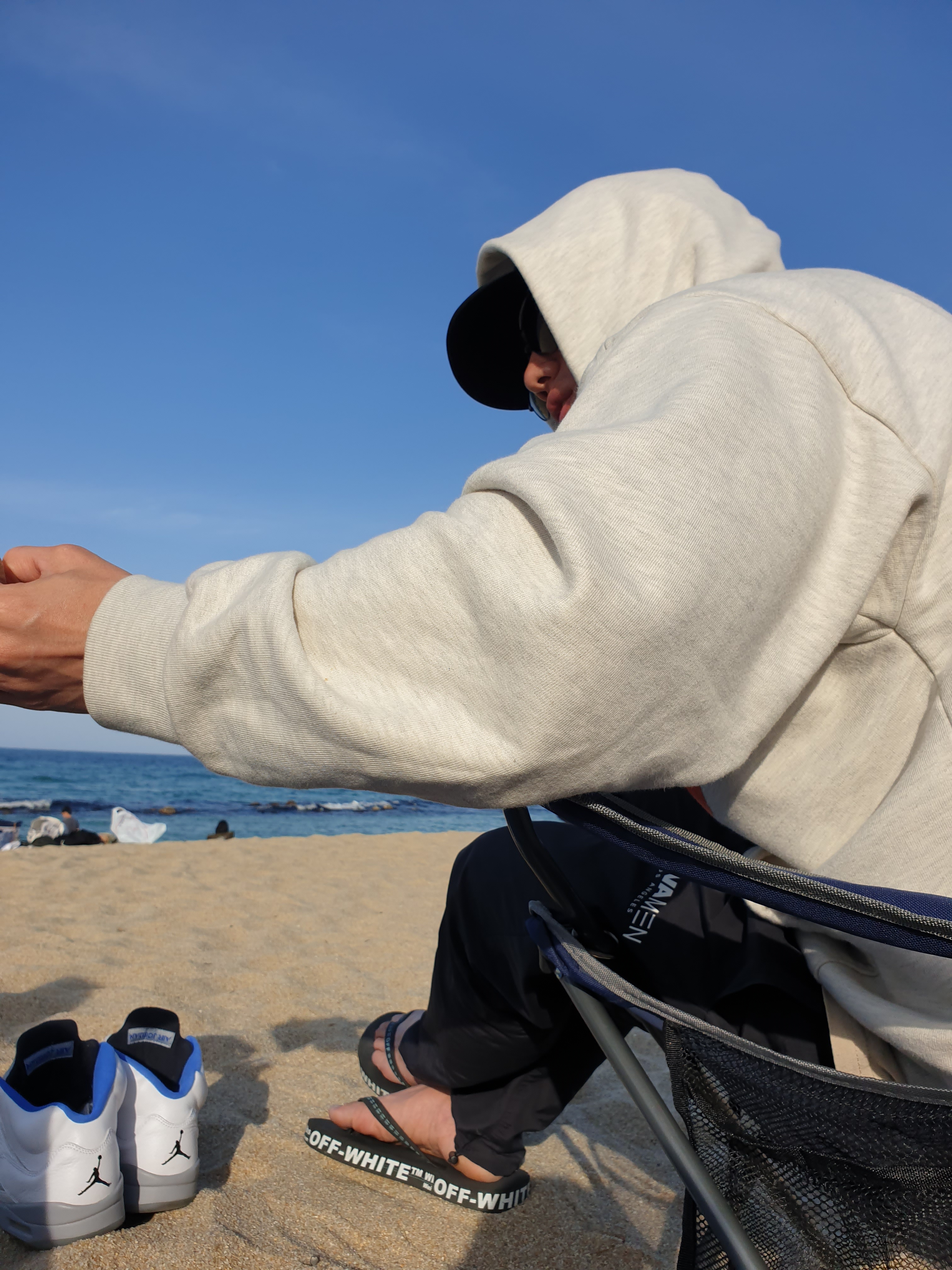 Essentials x New Era Retro Crown Strapback Black, Fear of God Monarch Hoodie Cream Heather 착용 스타일 - 2