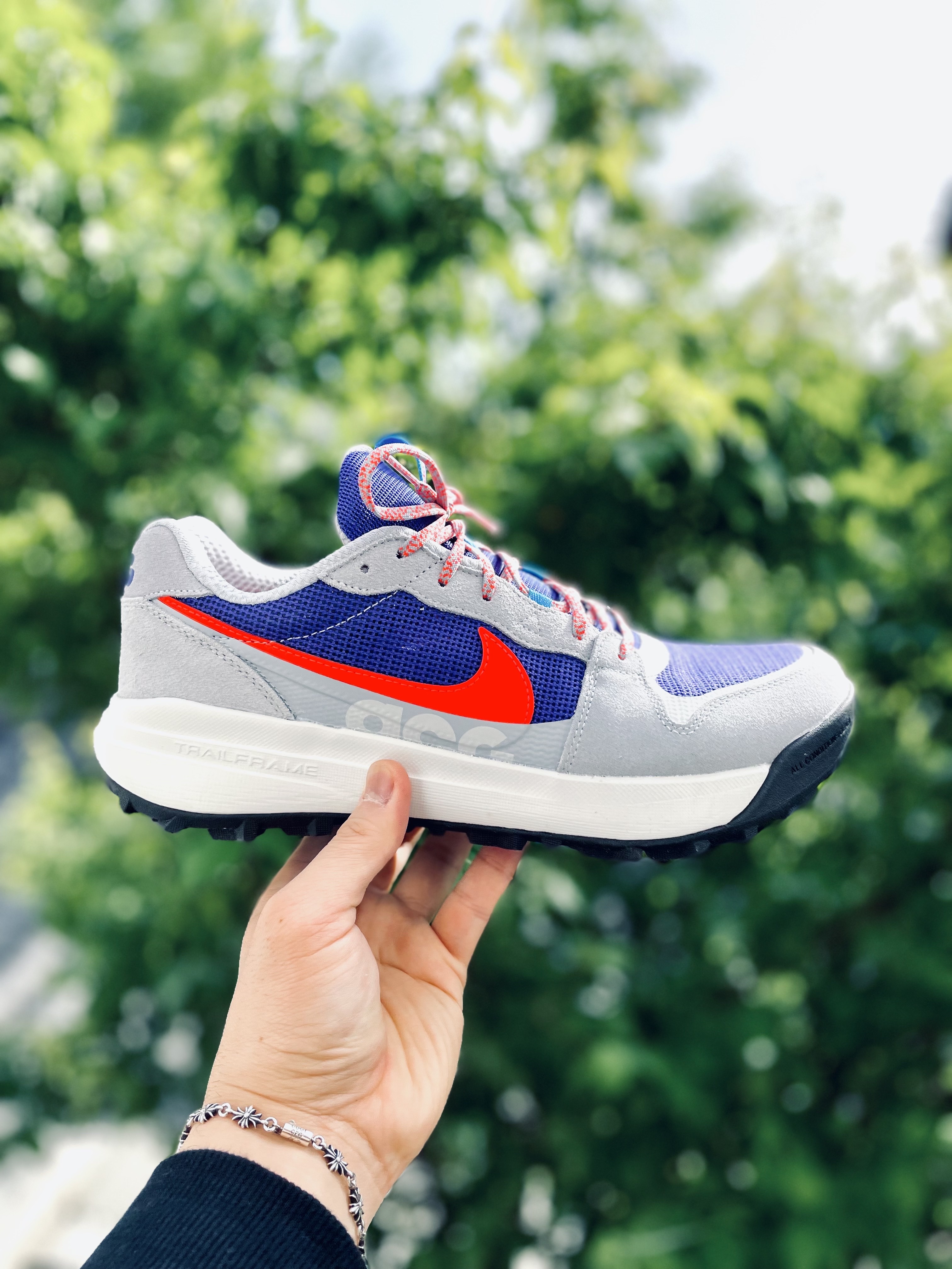 Nike ACG Lowcate Wolf Grey and Bright Crimson 착용 스타일