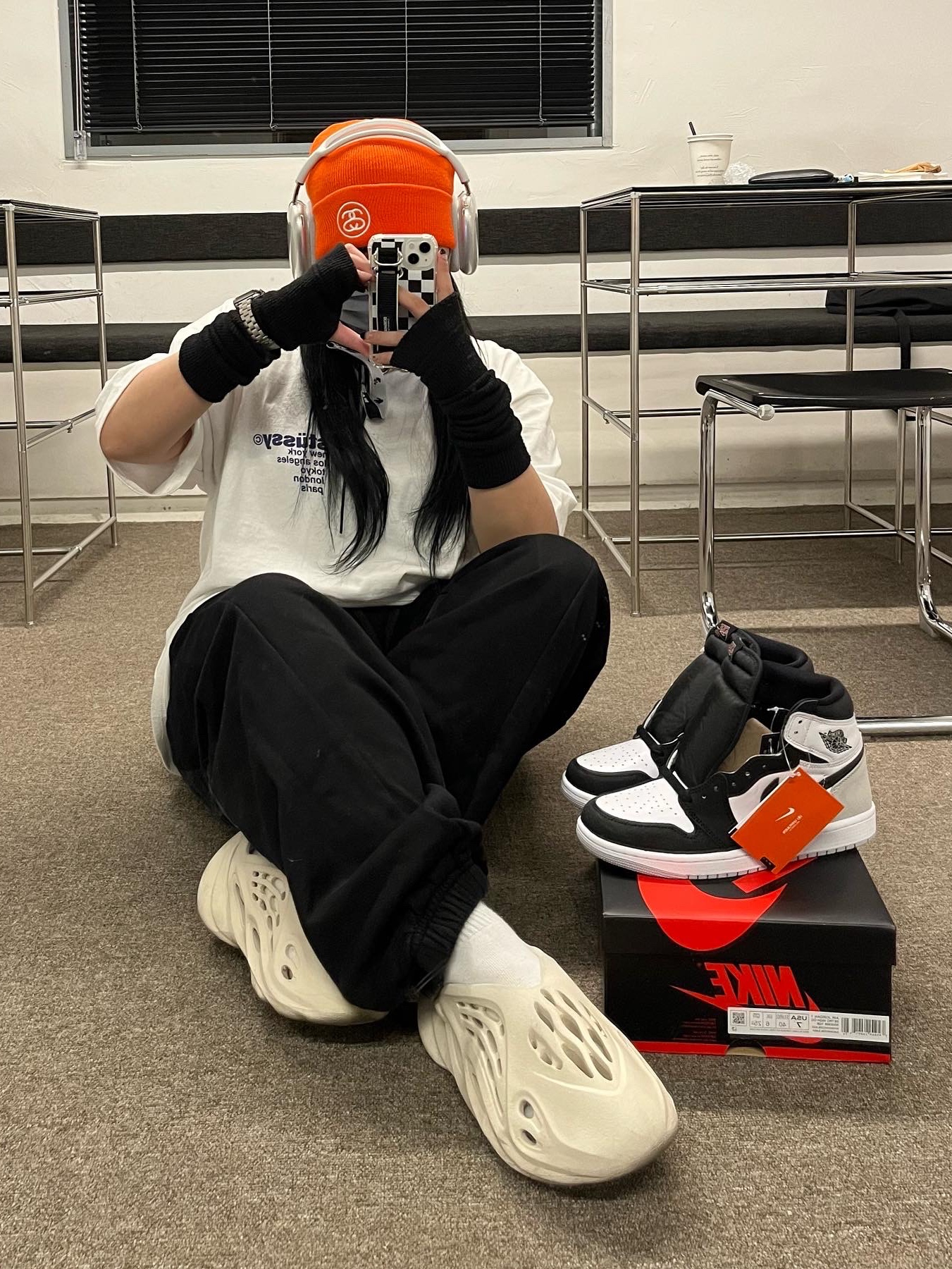Apple AirPods Max Lightning Silver (Korean Ver.), Jordan 1 Retro High OG Bleached Coral 착용 스타일