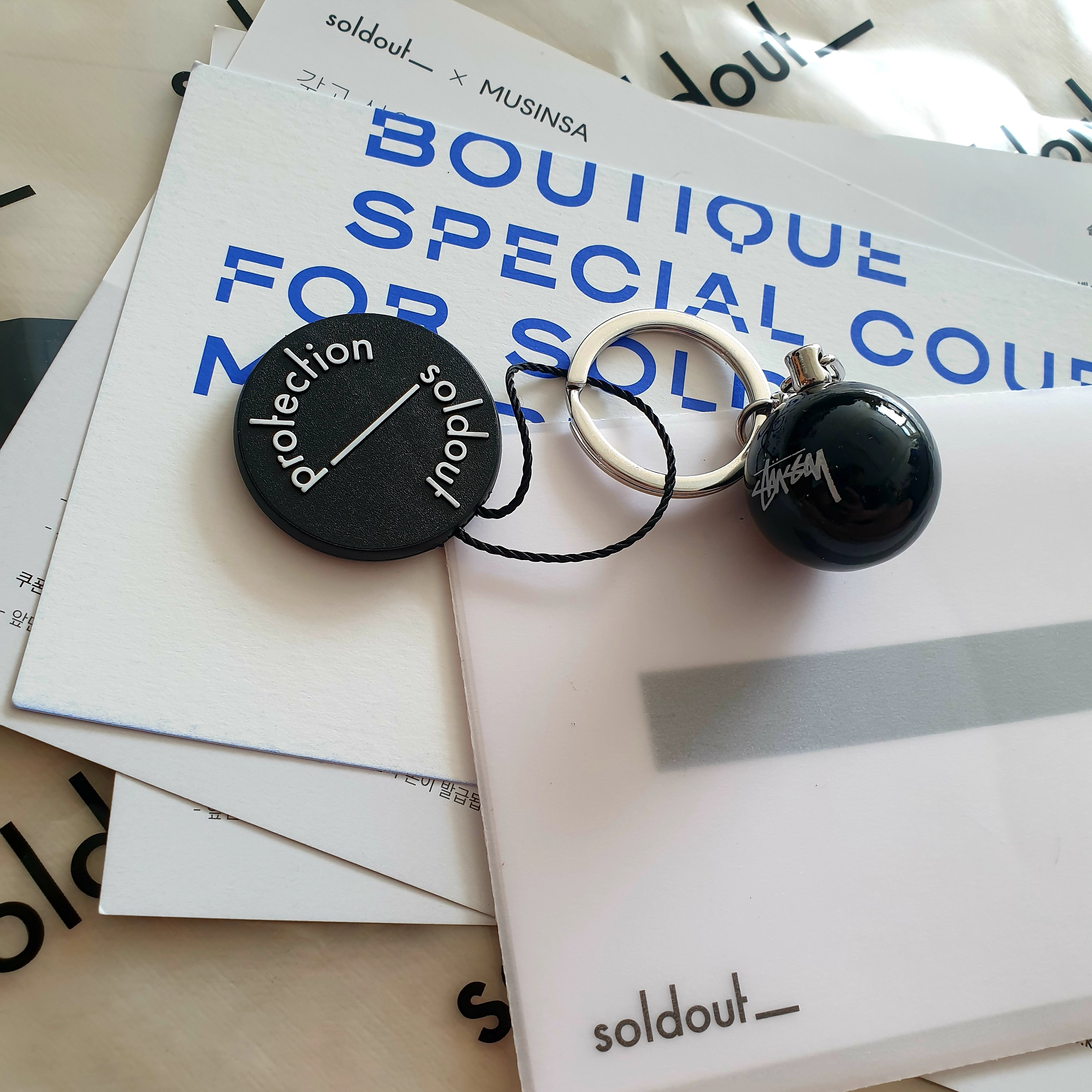 Stussy 8 Ball Keychain Black 착용 스타일