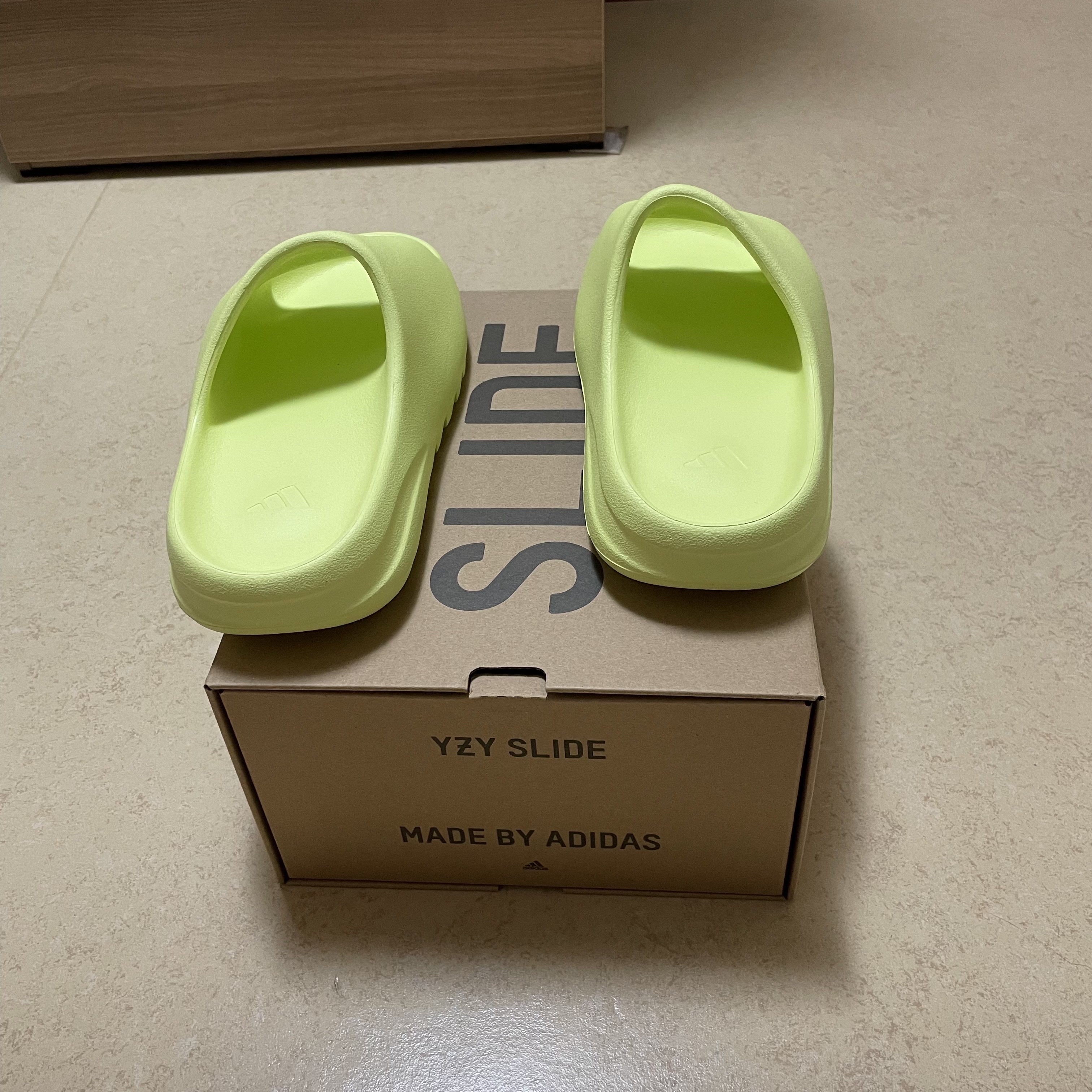 Adidas Yeezy Slide Glow Green 2022/2023 착용 스타일 - 2