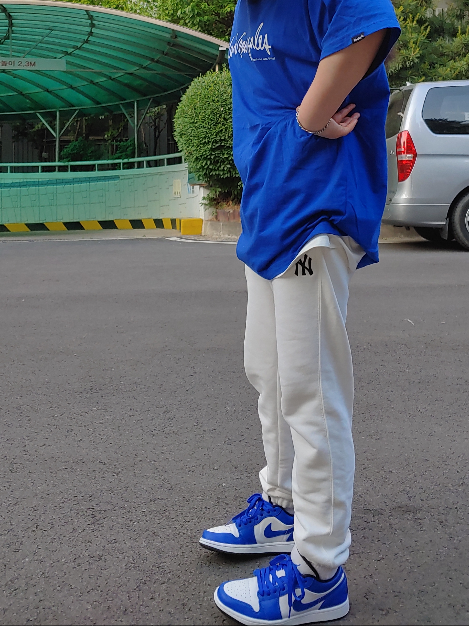 Jordan 1 Low Hyper Royal 착용 스타일 - 2
