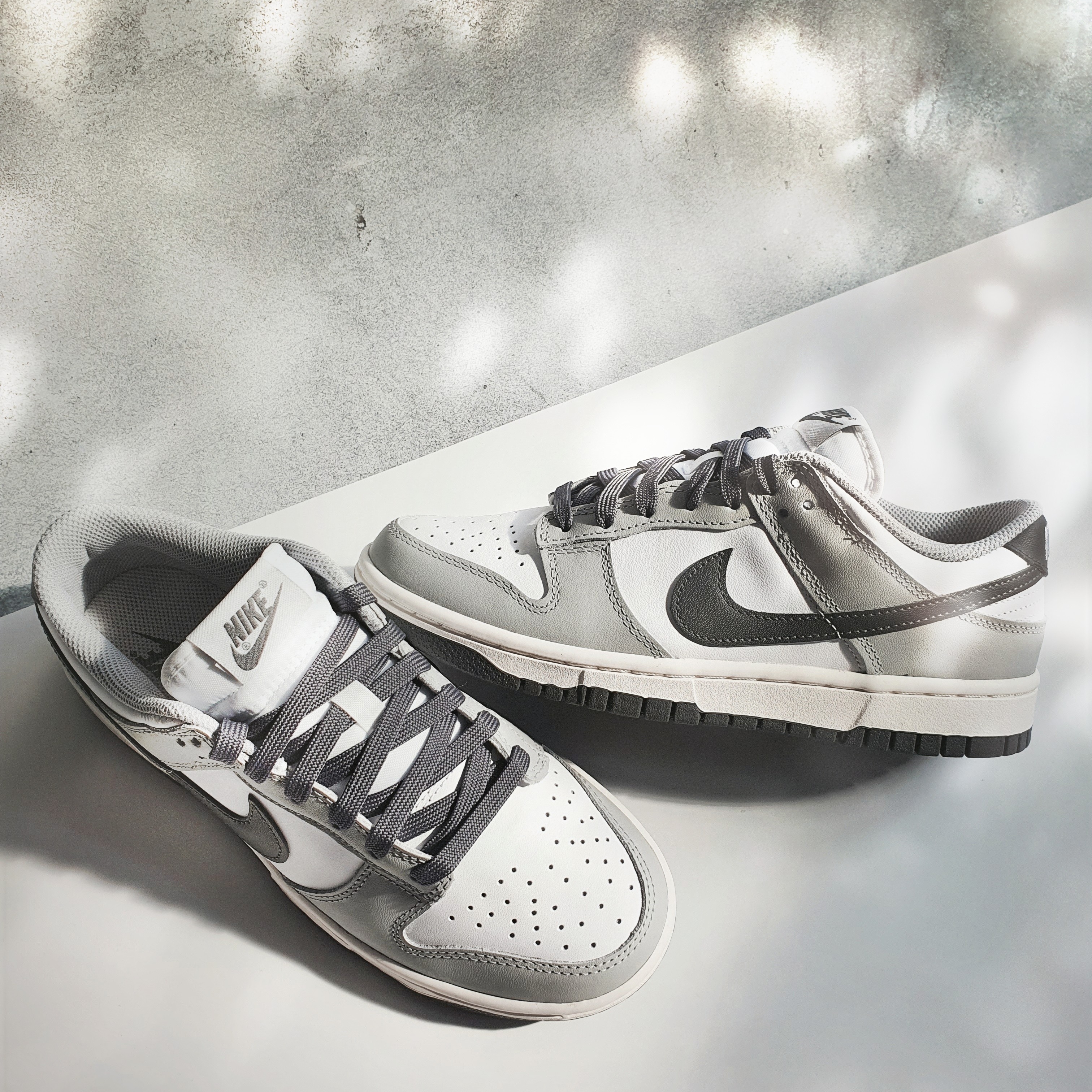 (W) Nike Dunk Low Light Smoke Grey 착용 스타일 - 1