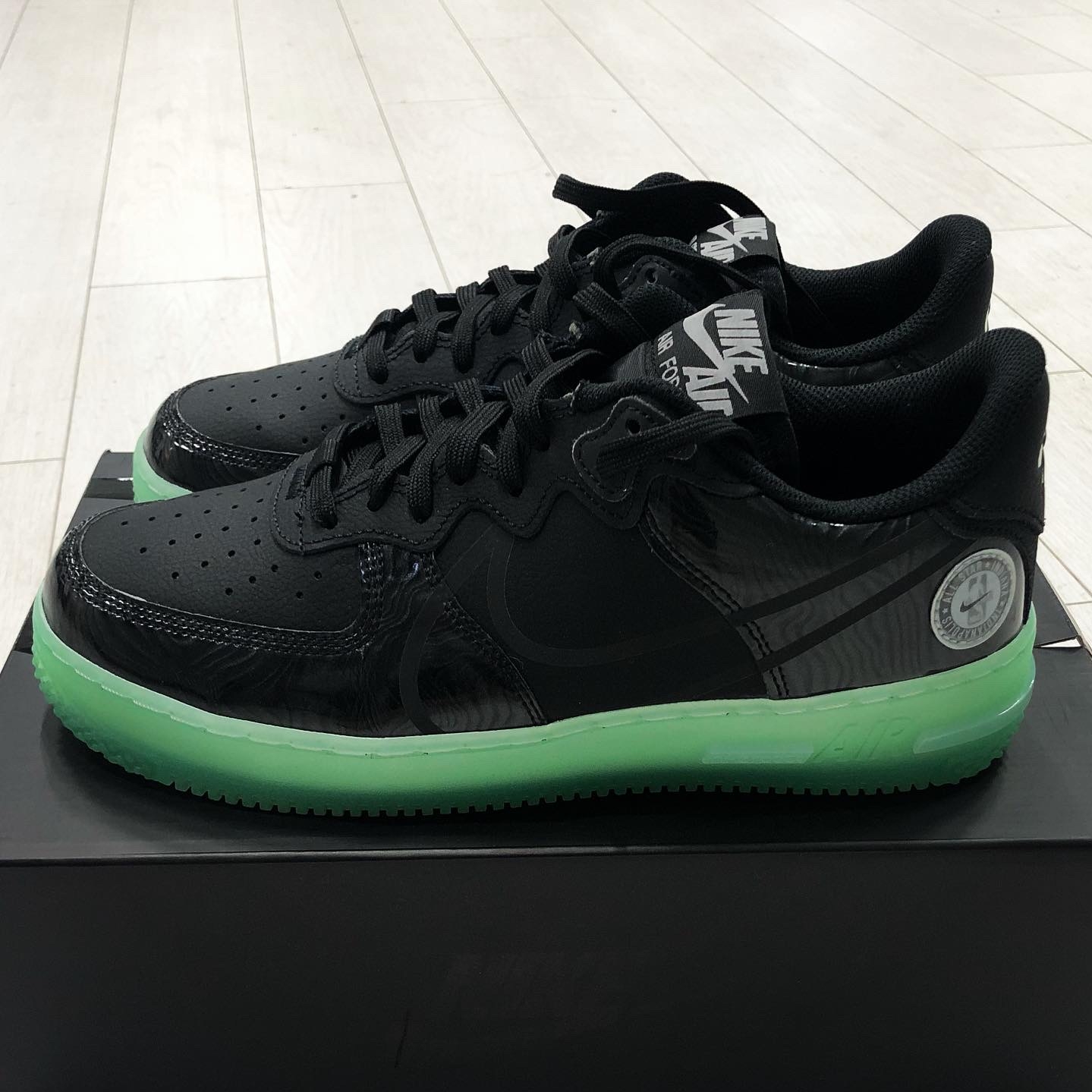 Nike Air Force 1 React LV8 Barely Green 착용 스타일