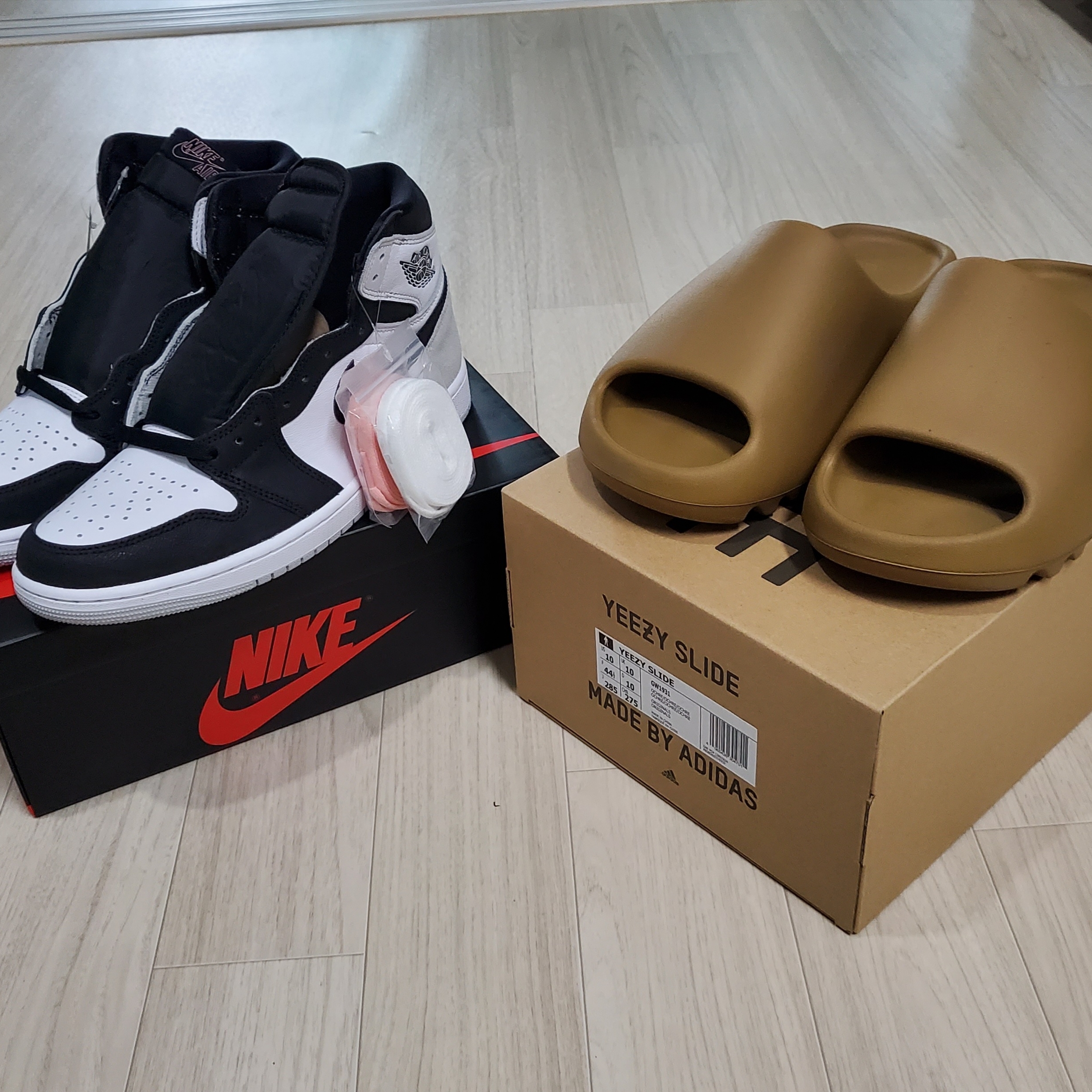 Jordan 1 Retro High OG Bleached Coral, Adidas Yeezy Slide Ochre 착용 스타일