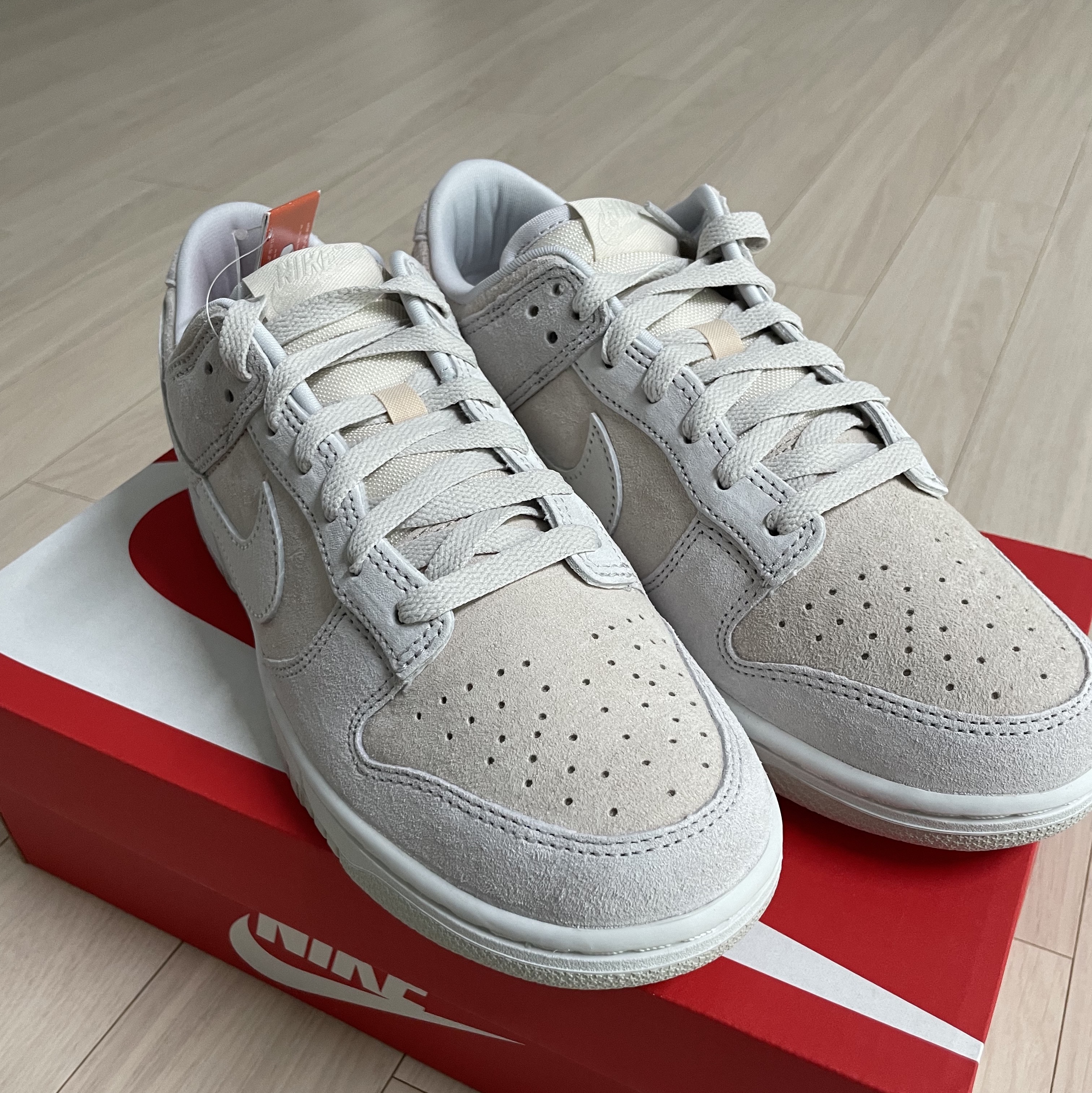 Nike Dunk Low Retro PRM Vast Grey, Jordan 1 Retro High OG Bleached Coral 착용 스타일 - 1