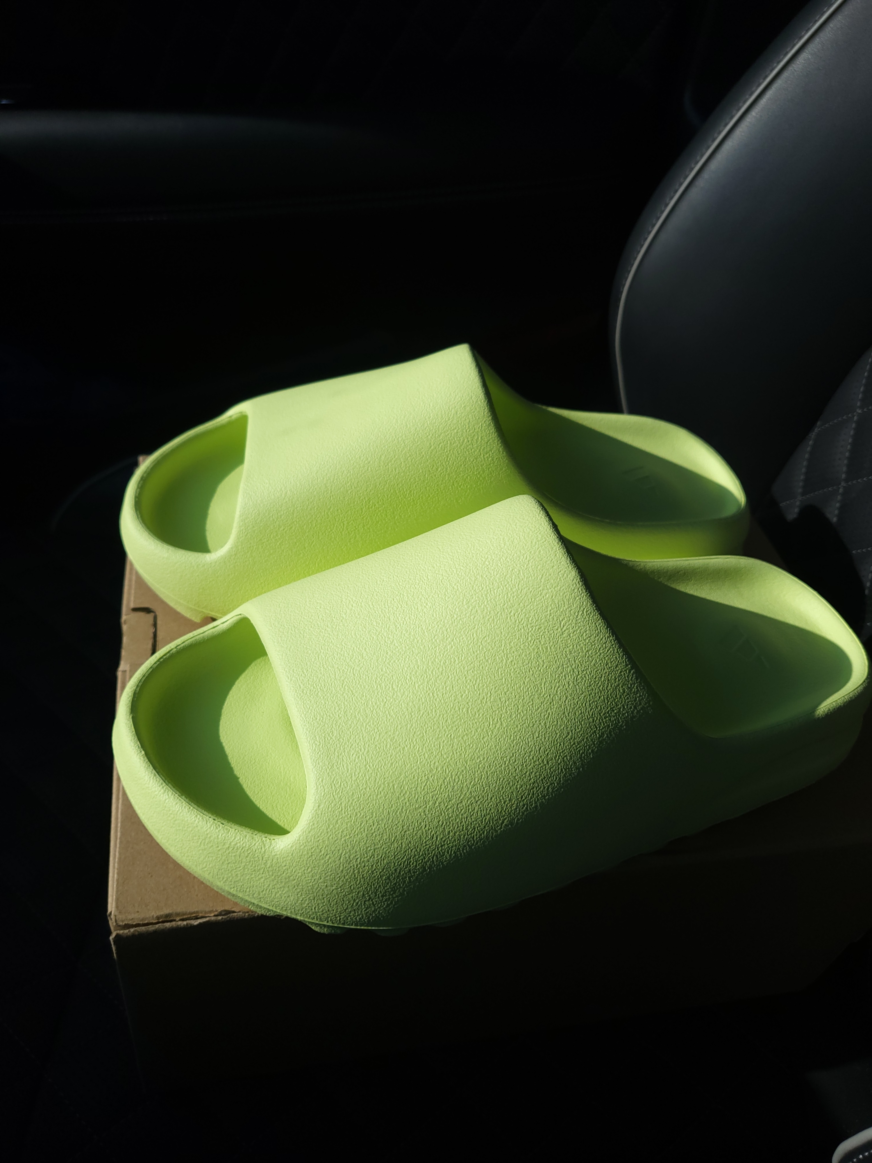 Adidas Yeezy Slide Glow Green 2022/2023 착용 스타일