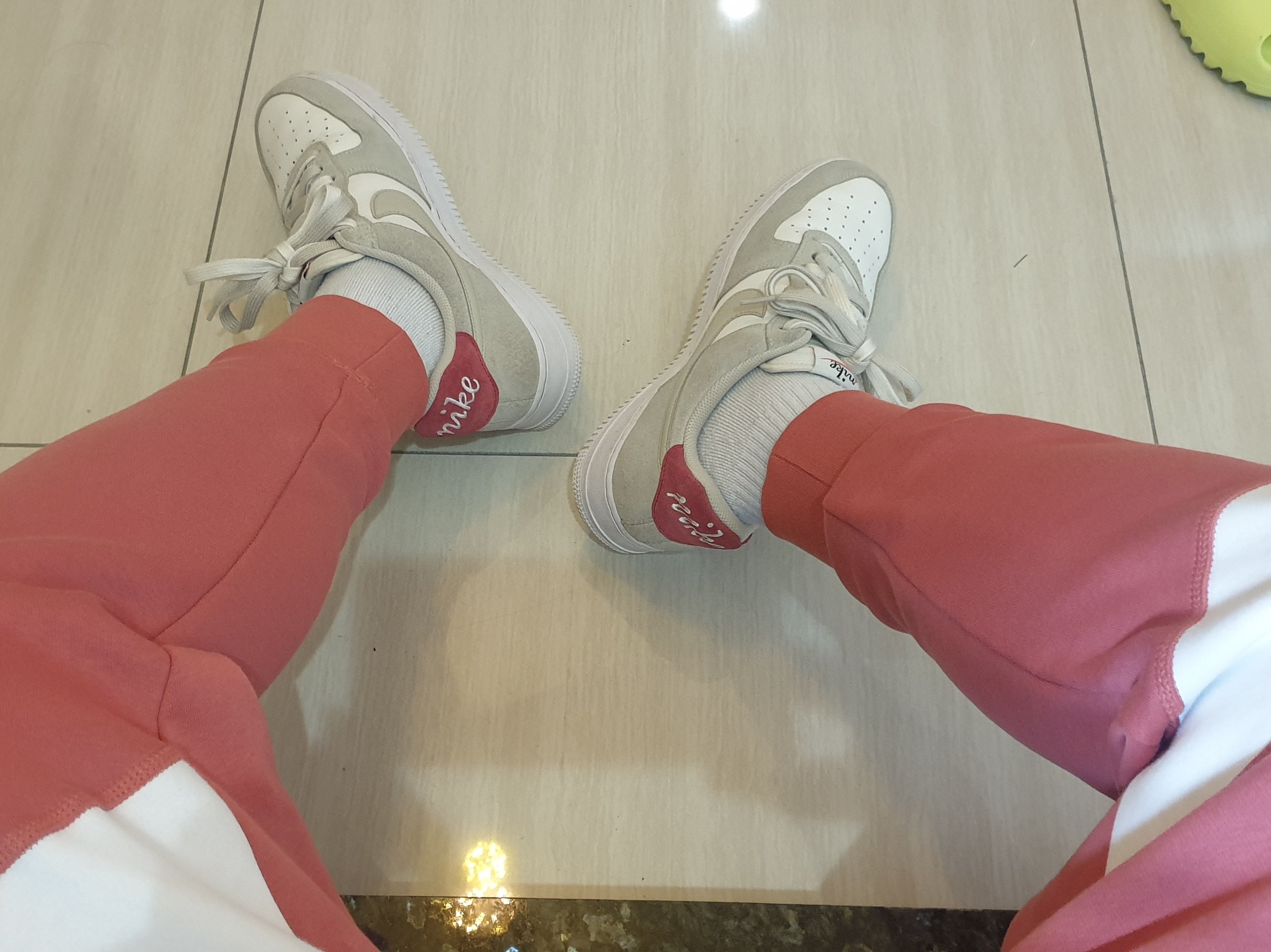 Nike Air Force 1 '07 SE First Use Light Stone 착용 스타일 - 2