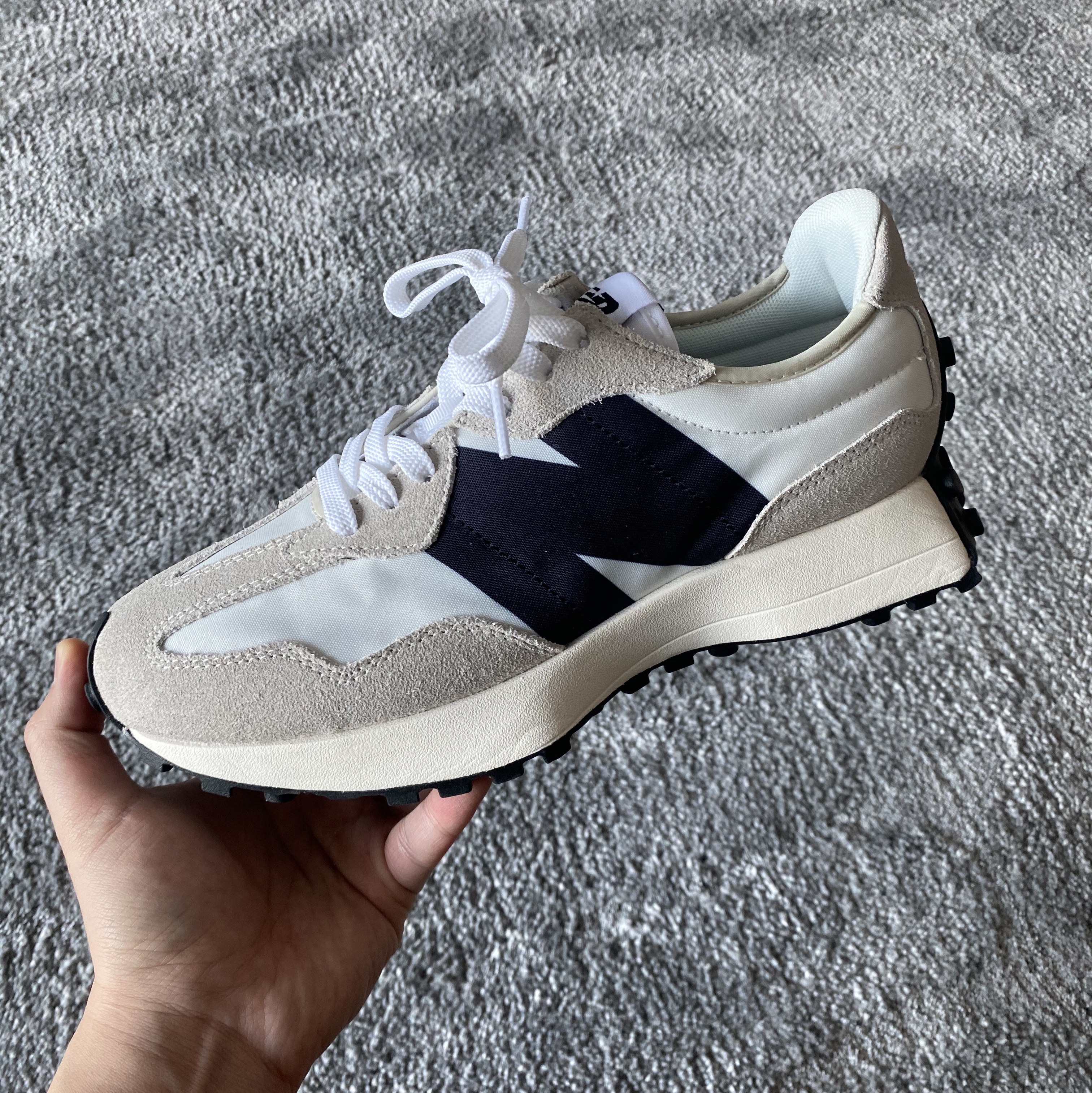 New Balance 327 White Black 착용 스타일 - 3