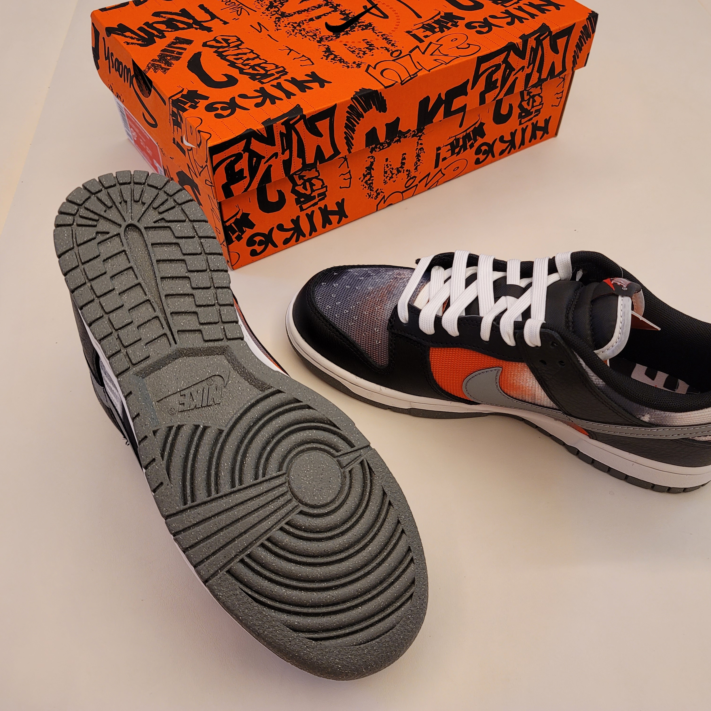 Nike Dunk Low Retro PRM Black and Tumbled Grey 착용 스타일 - 1