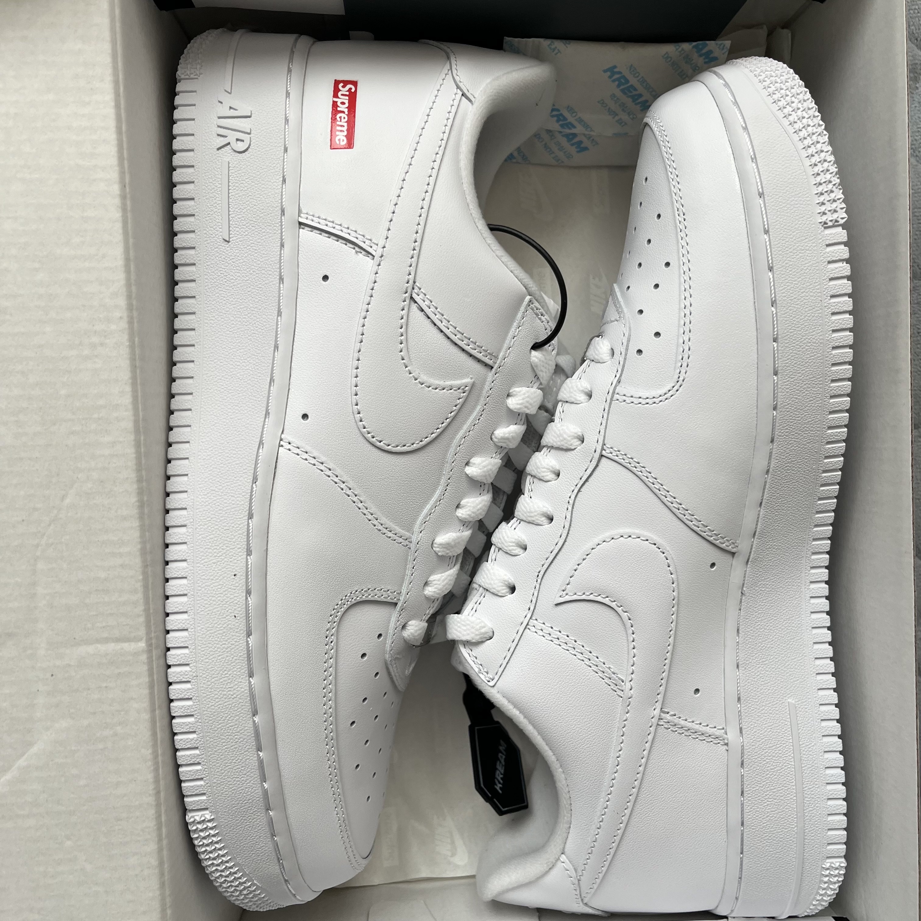 Nike x Supreme Air Force 1 Low White 착용 스타일 - 1