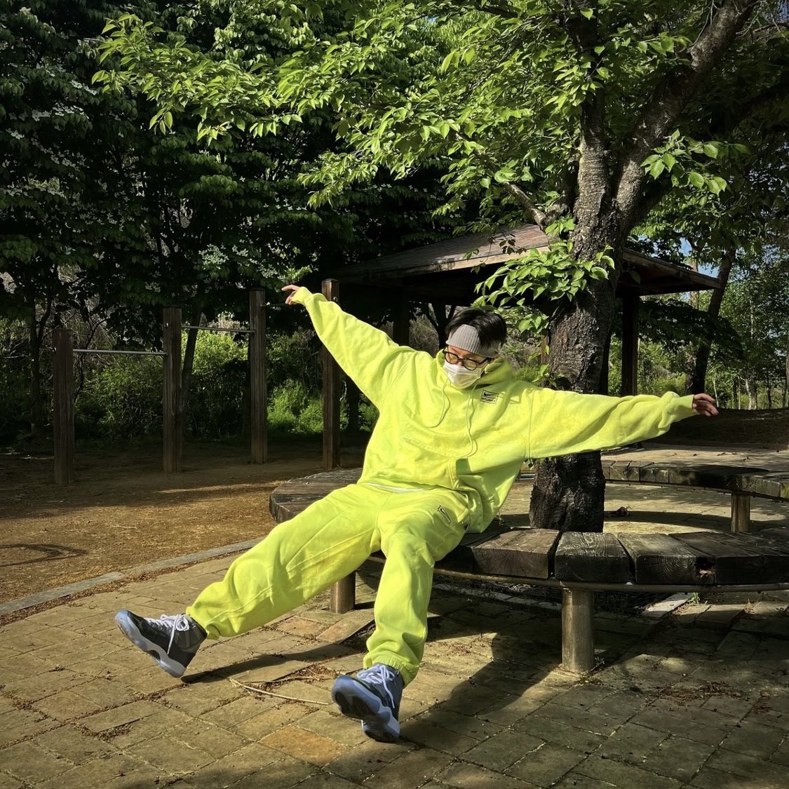 Nike x Stussy NRG RA Washed Pullover Hoodie Volt (DM1021-702), Nike x Stussy NRG RA Washed Fleece Pants Volt (DM1024-702) 착용 스타일 - 5