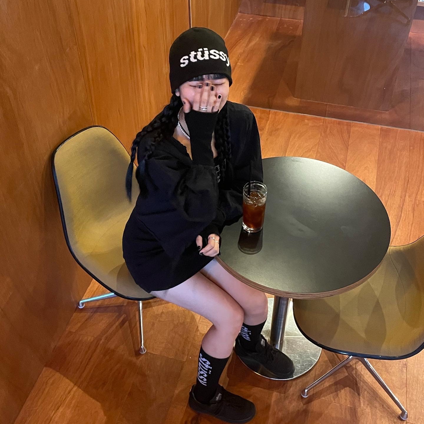 Stussy Helvetica Jacquard Beanie Black, Stussy Helvetica Jacquard Crew Socks Black 착용 스타일 - 3