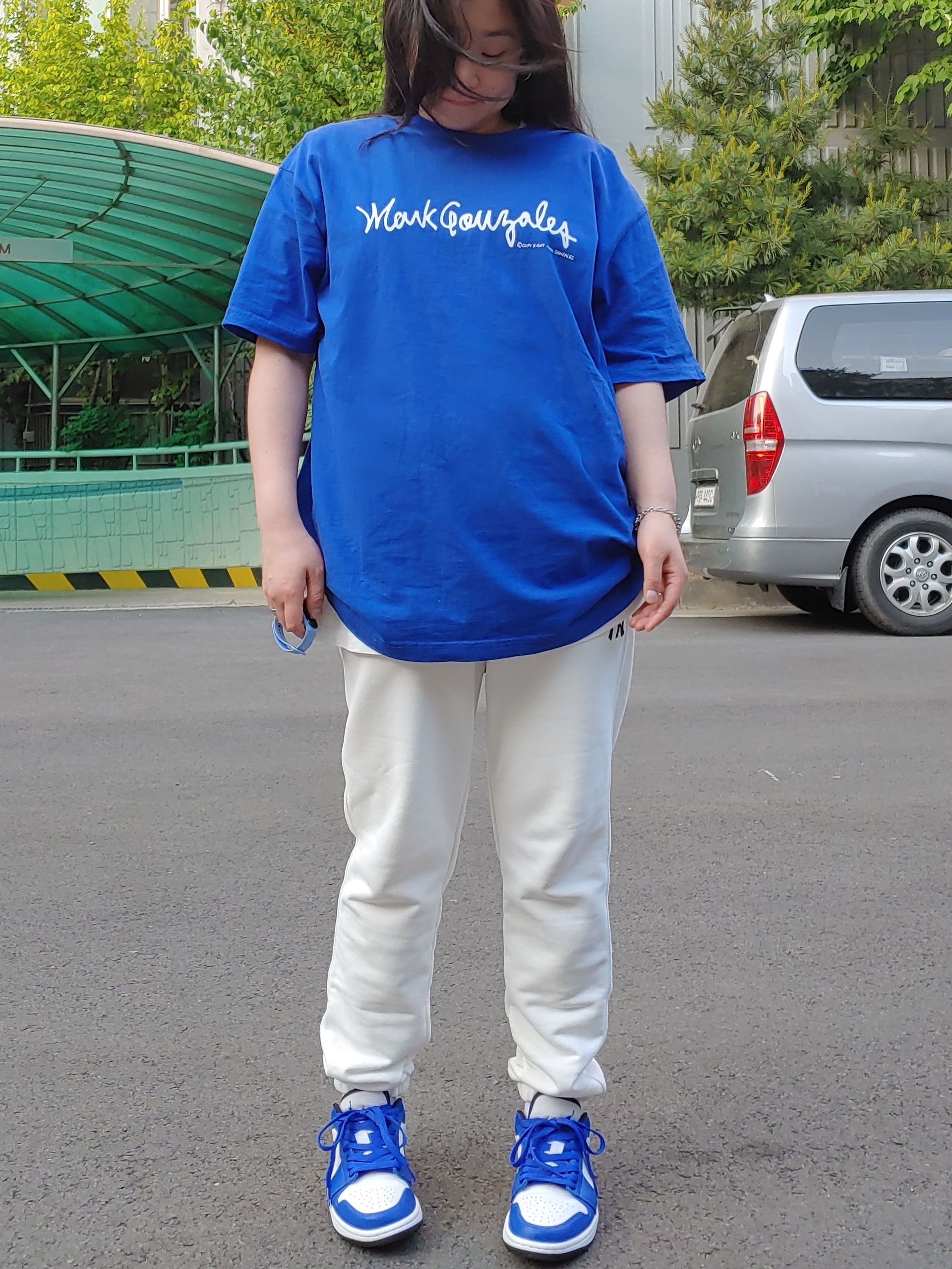 Jordan 1 Low Hyper Royal 착용 스타일 - 1