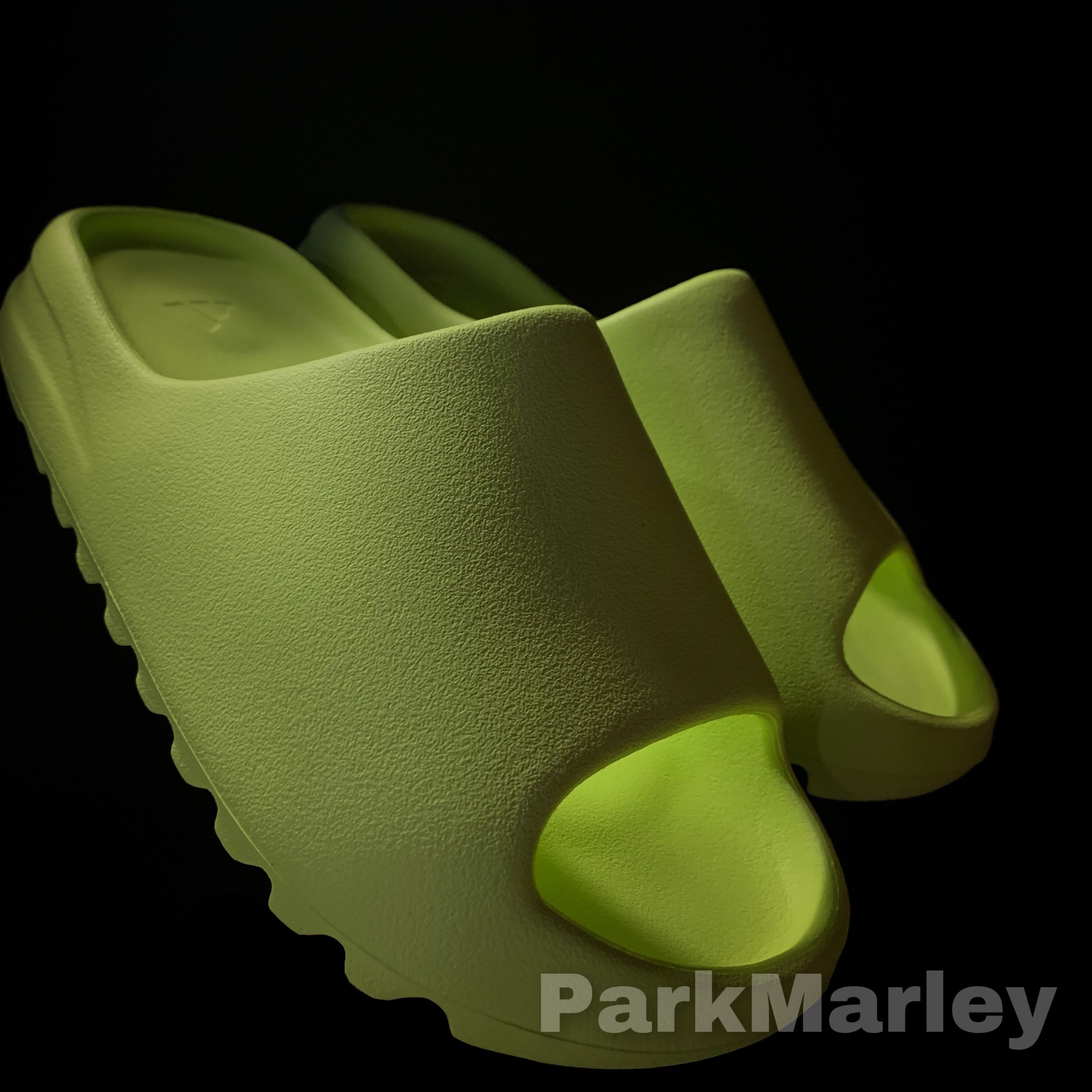 Adidas Yeezy Slide Glow Green 2022/2023 착용 스타일 - 2