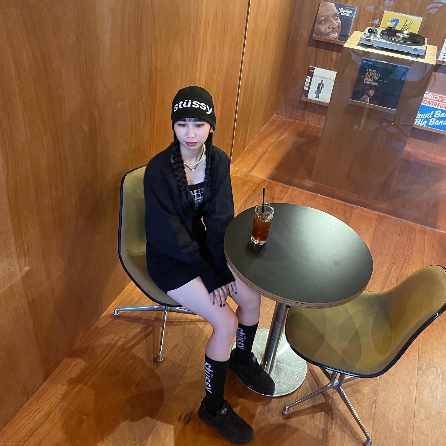 Stussy Helvetica Jacquard Beanie Black, Stussy Helvetica Jacquard Crew Socks Black 착용 스타일 - 2