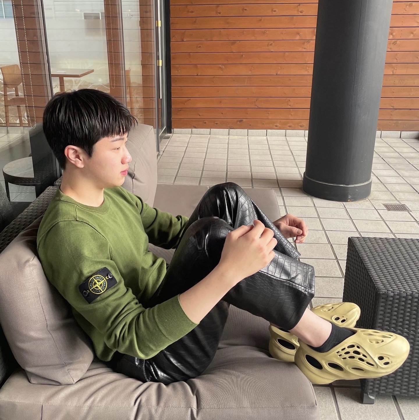 Adidas Yeezy Foam RNNR Sulfur 착용 스타일 - 2