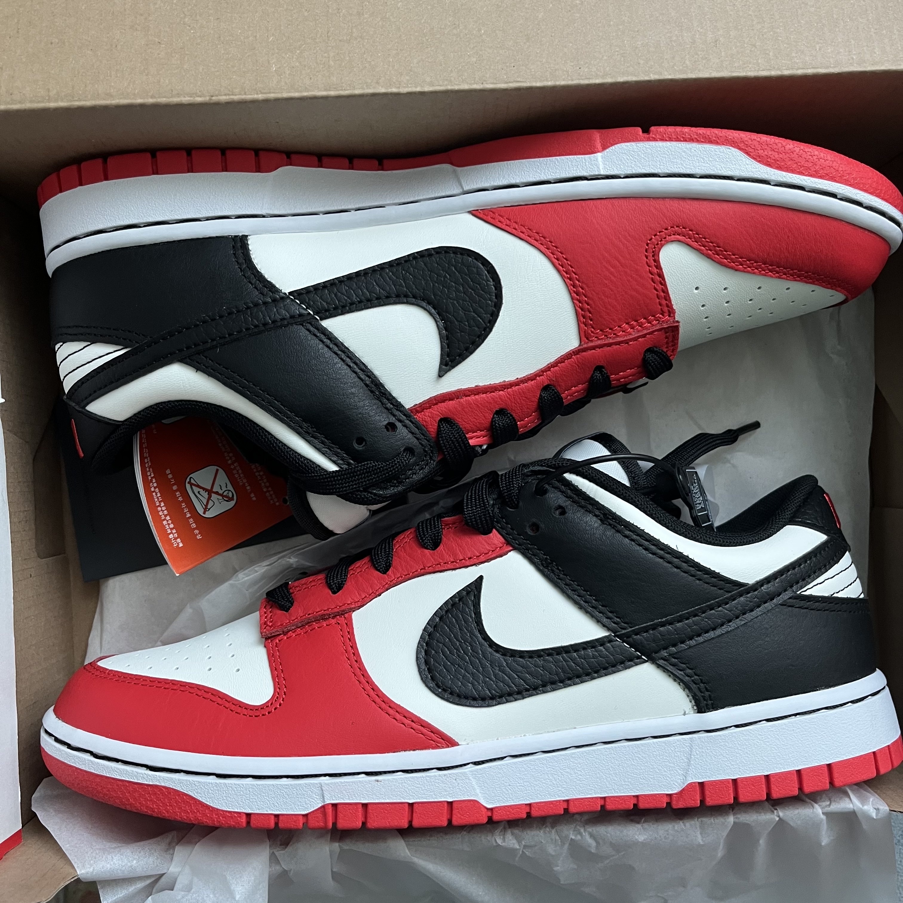 Nike x NBA Dunk Low Retro EMB Black and Chile Red 착용 스타일