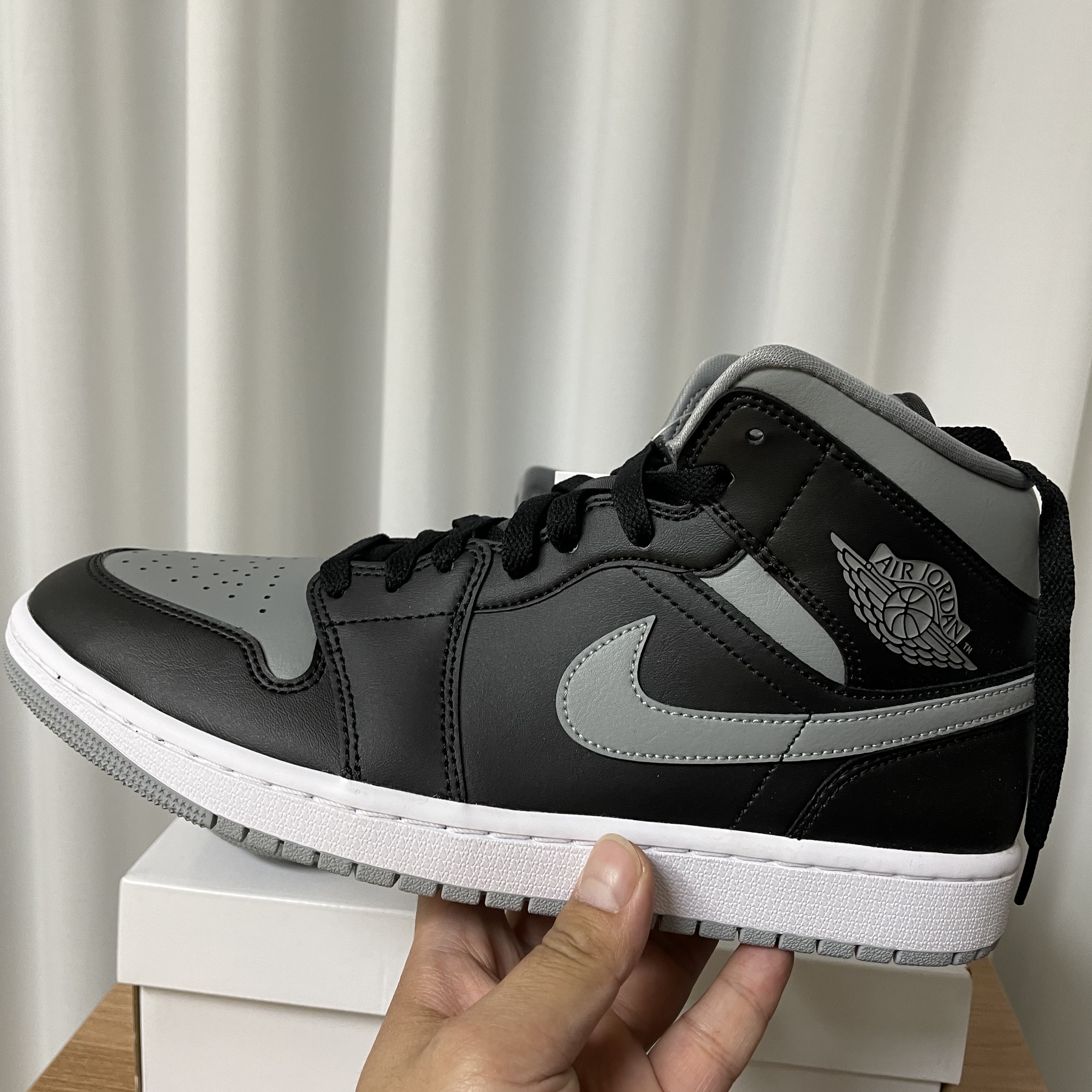 (W) Jordan 1 Mid Black Particle Grey 착용 스타일