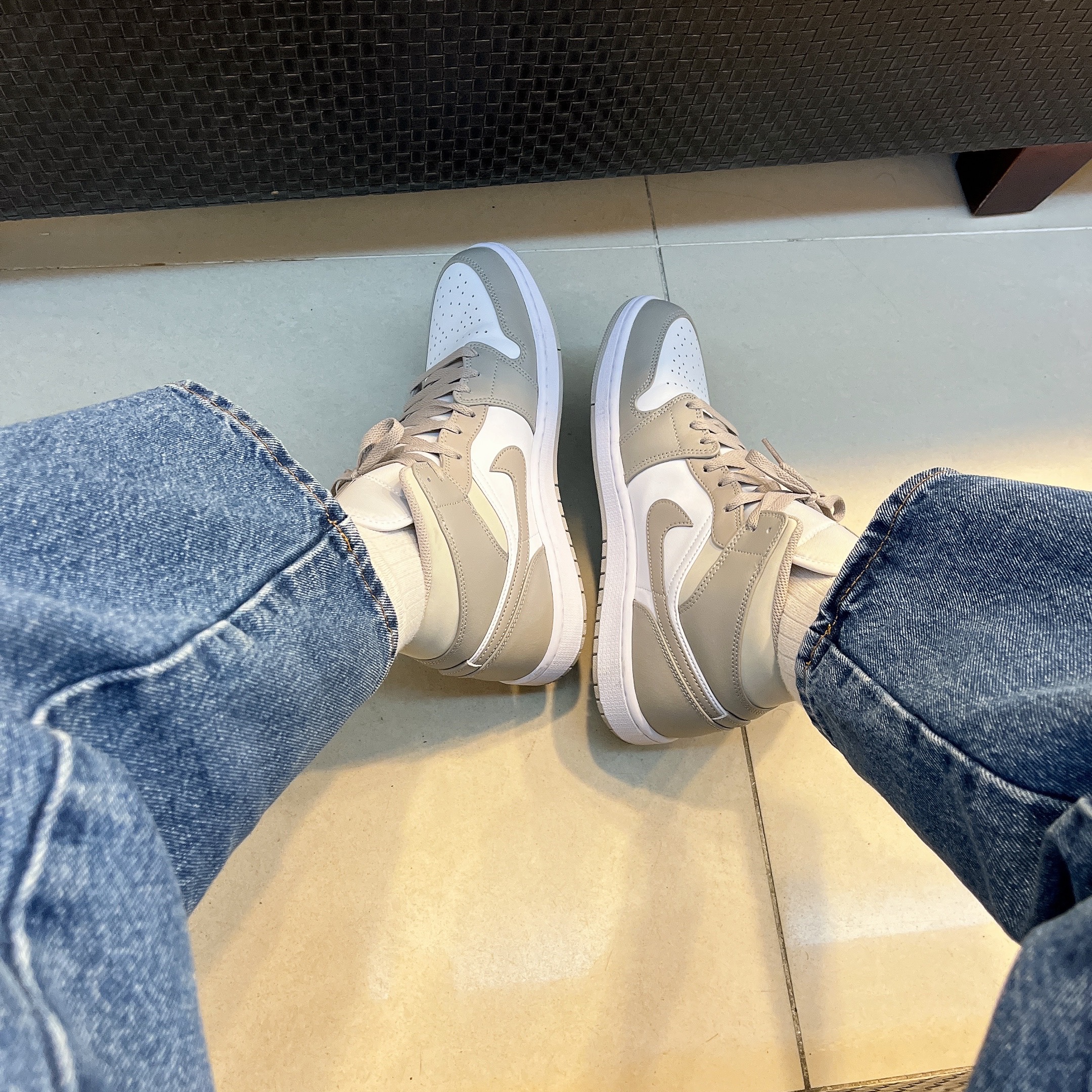 Jordan 1 Mid College Grey 착용 스타일