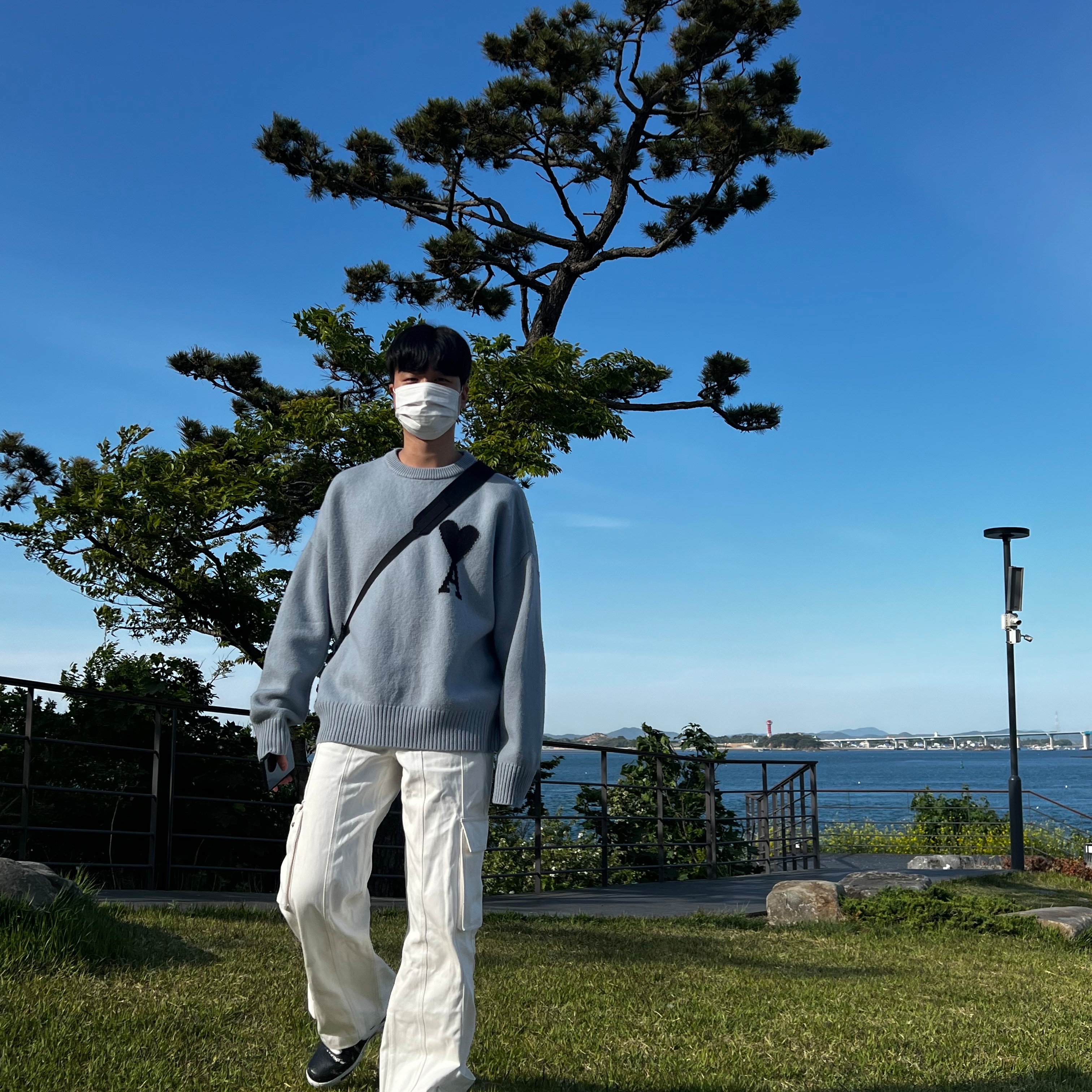 Nike x Peaceminusone Air Force 1 Low Para-Noise, AMI de Coeur Oversize Intarsia Sweater Steel Blue 착용 스타일