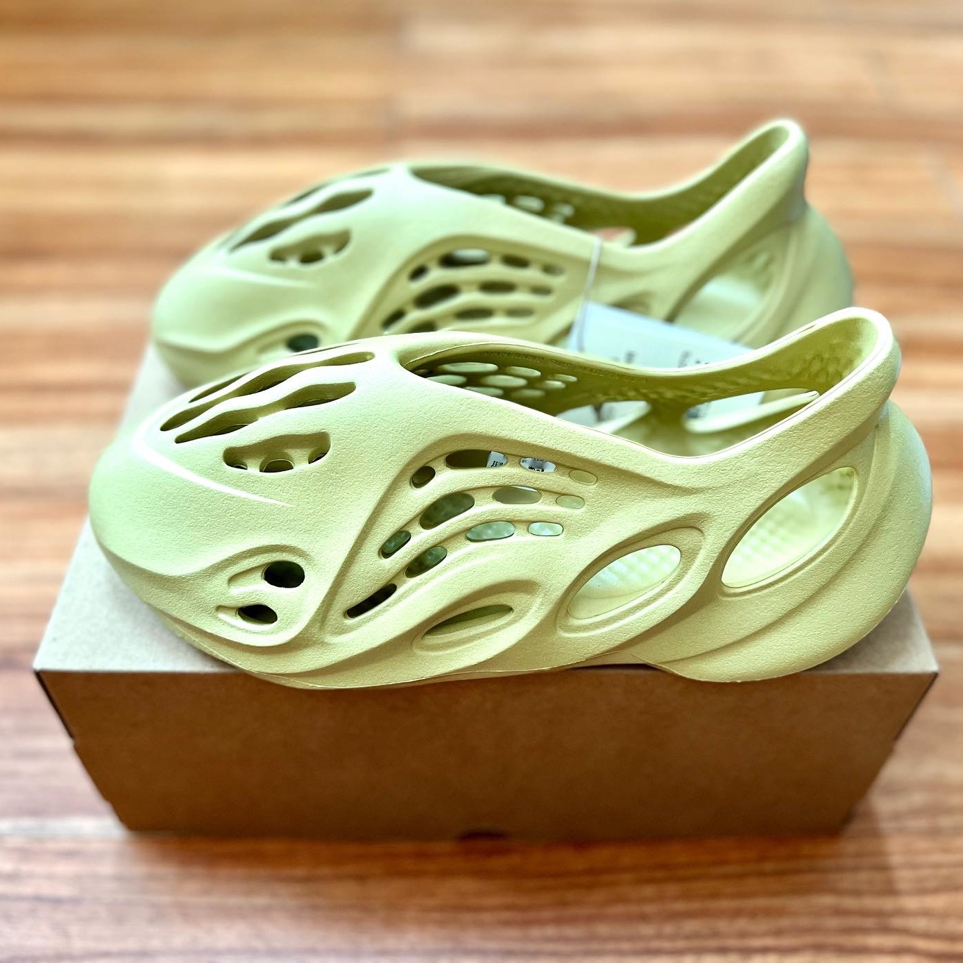 Adidas Yeezy Foam RNNR Sulfur 착용 스타일 - 2