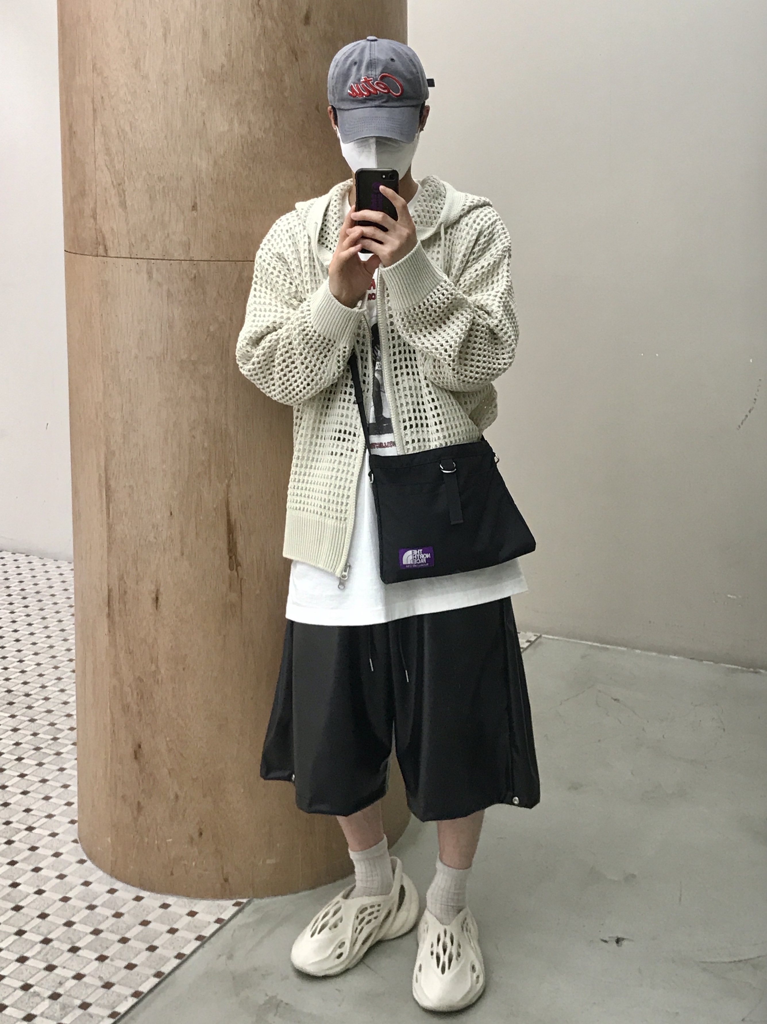 Adidas Yeezy Foam RNNR Sand 착용 스타일