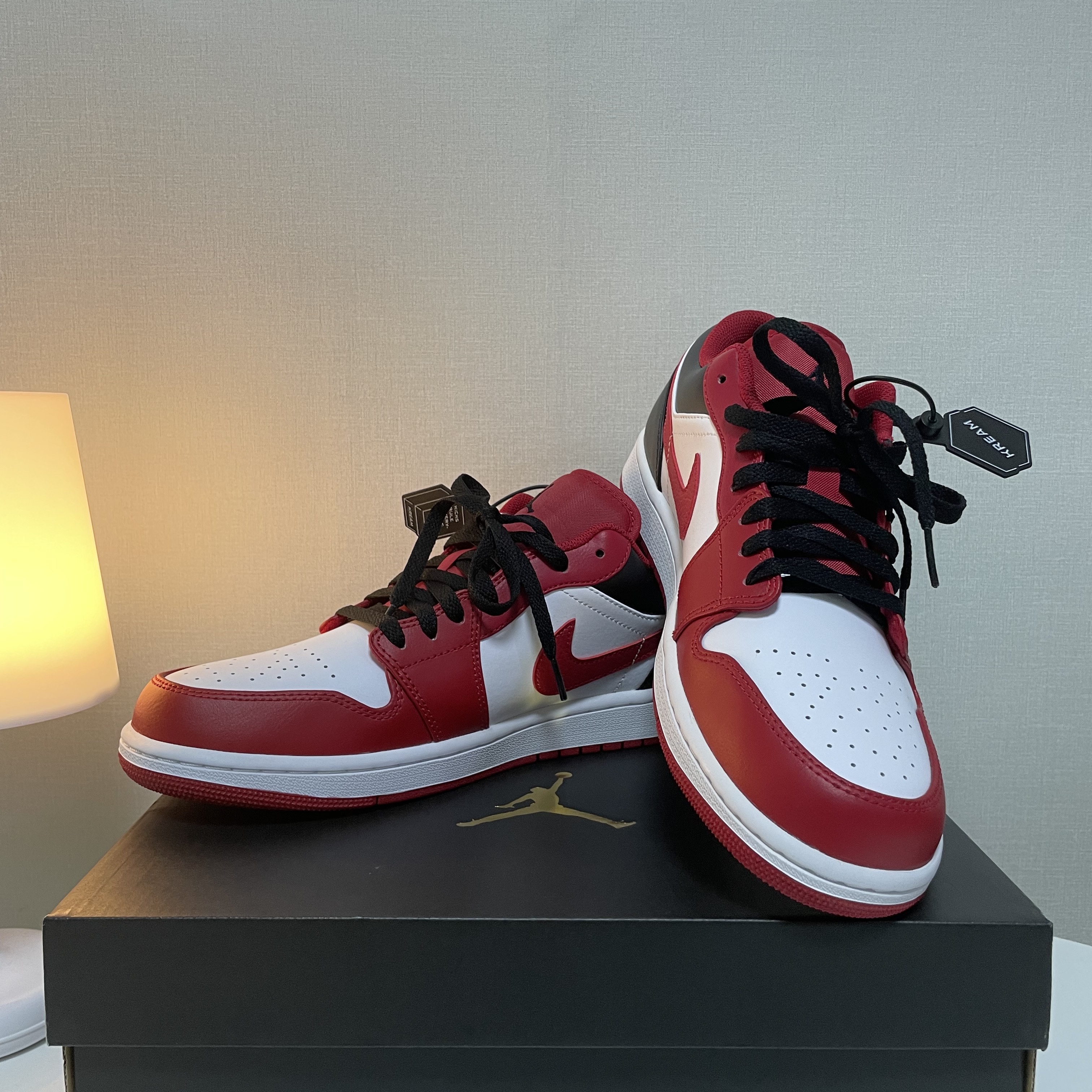 Jordan 1 Low White Gym Red Black 착용 스타일 - 1
