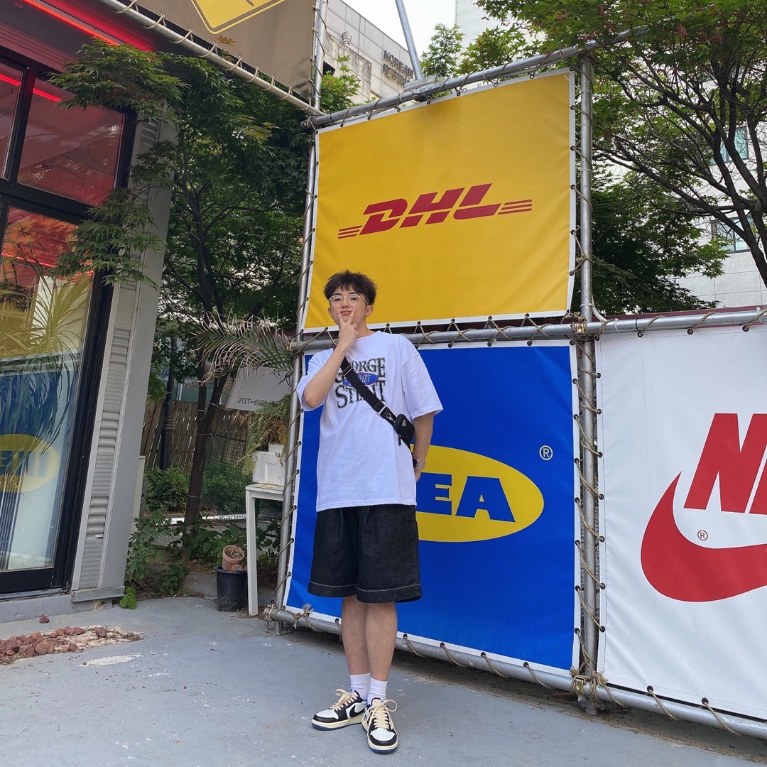 Prada Re-Nylon and Saffiano Leather Shoulder Bag Black, Jordan 1 x Travis Scott x Fragment Retro Low OG SP Military Blue 착용 스타일 - 1