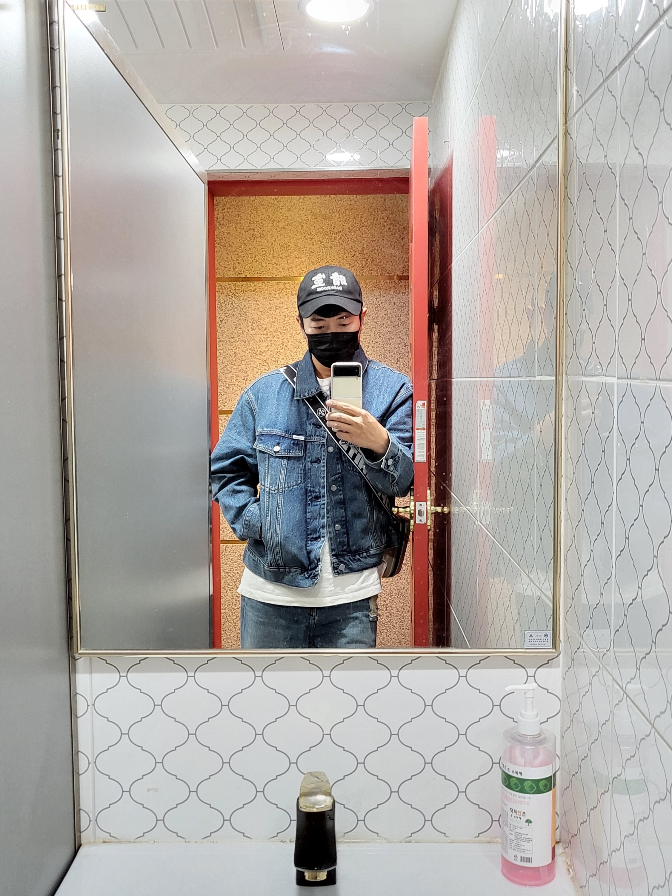 Darkr8m Studio White Logo Cap, Off-White x Amore Pacific Protection Box (Without Cosmetics) 착용 스타일 - 1