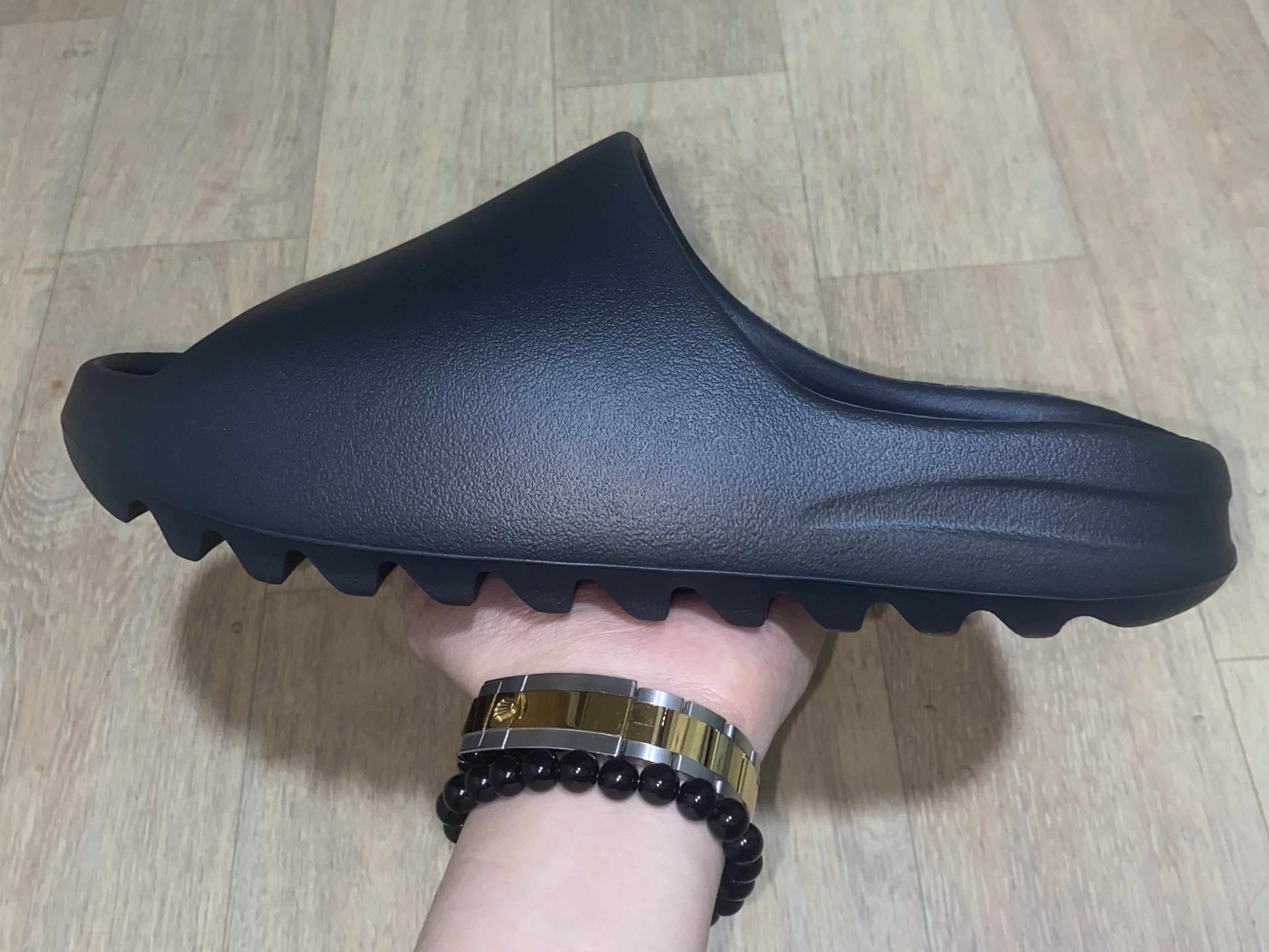 Adidas Yeezy Slide Onyx 착용 스타일