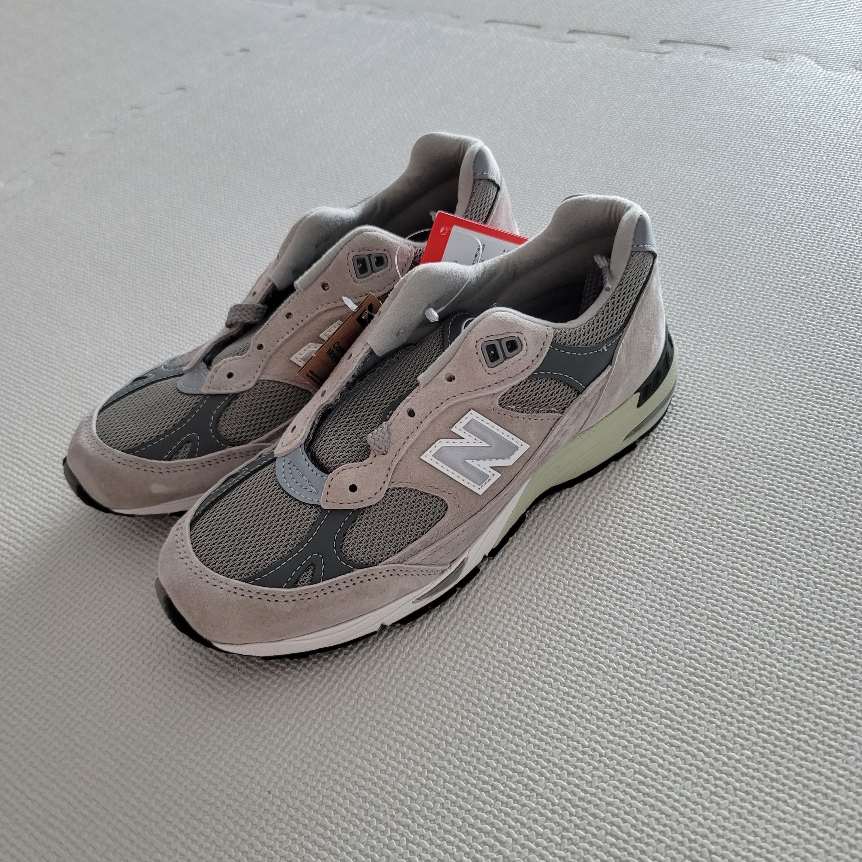 (W) New Balance 991 Made in UK Grey 착용 스타일
