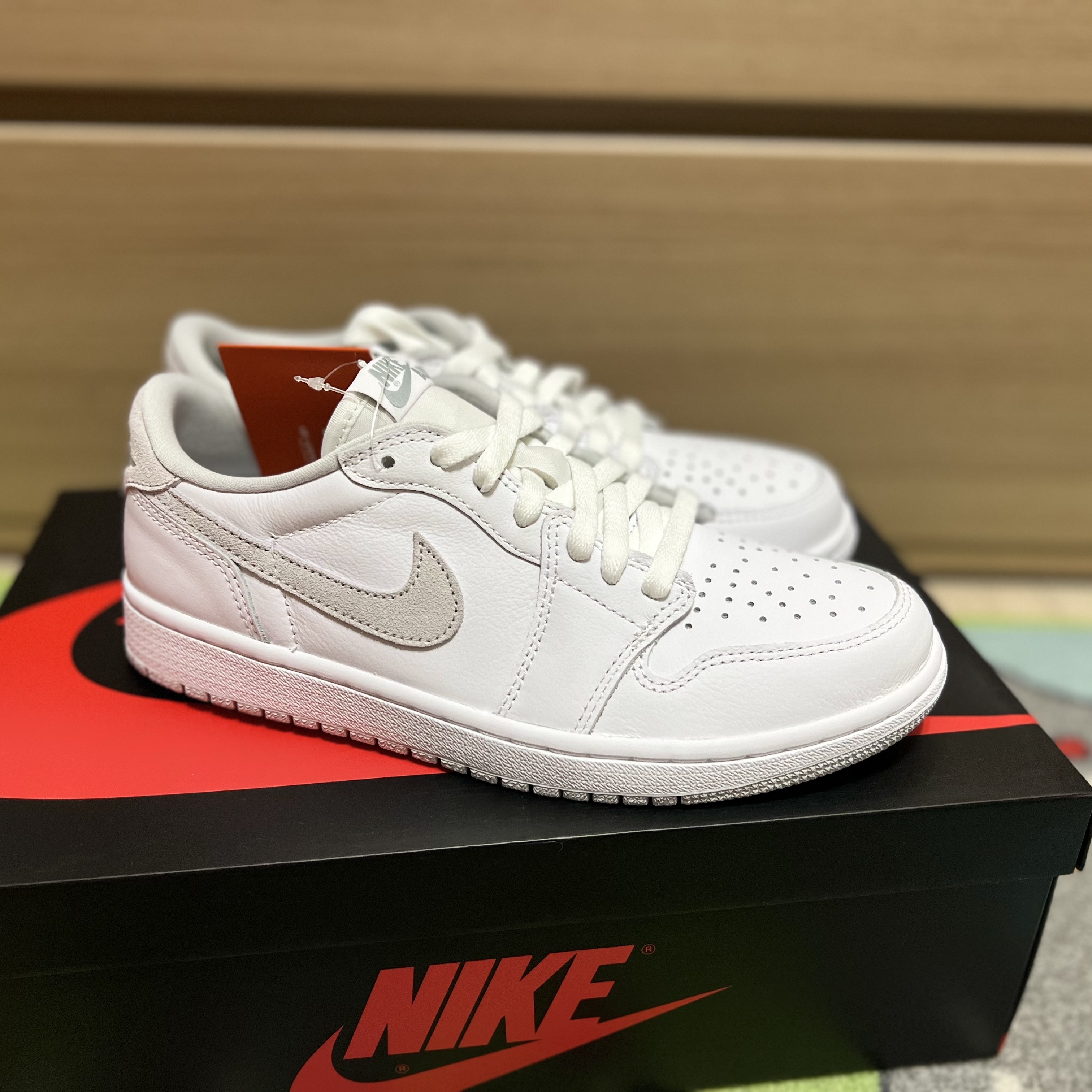 Jordan 1 Low OG Neutral Grey, Jordan 1 Retro High OG Bleached Coral 착용 스타일 - 1