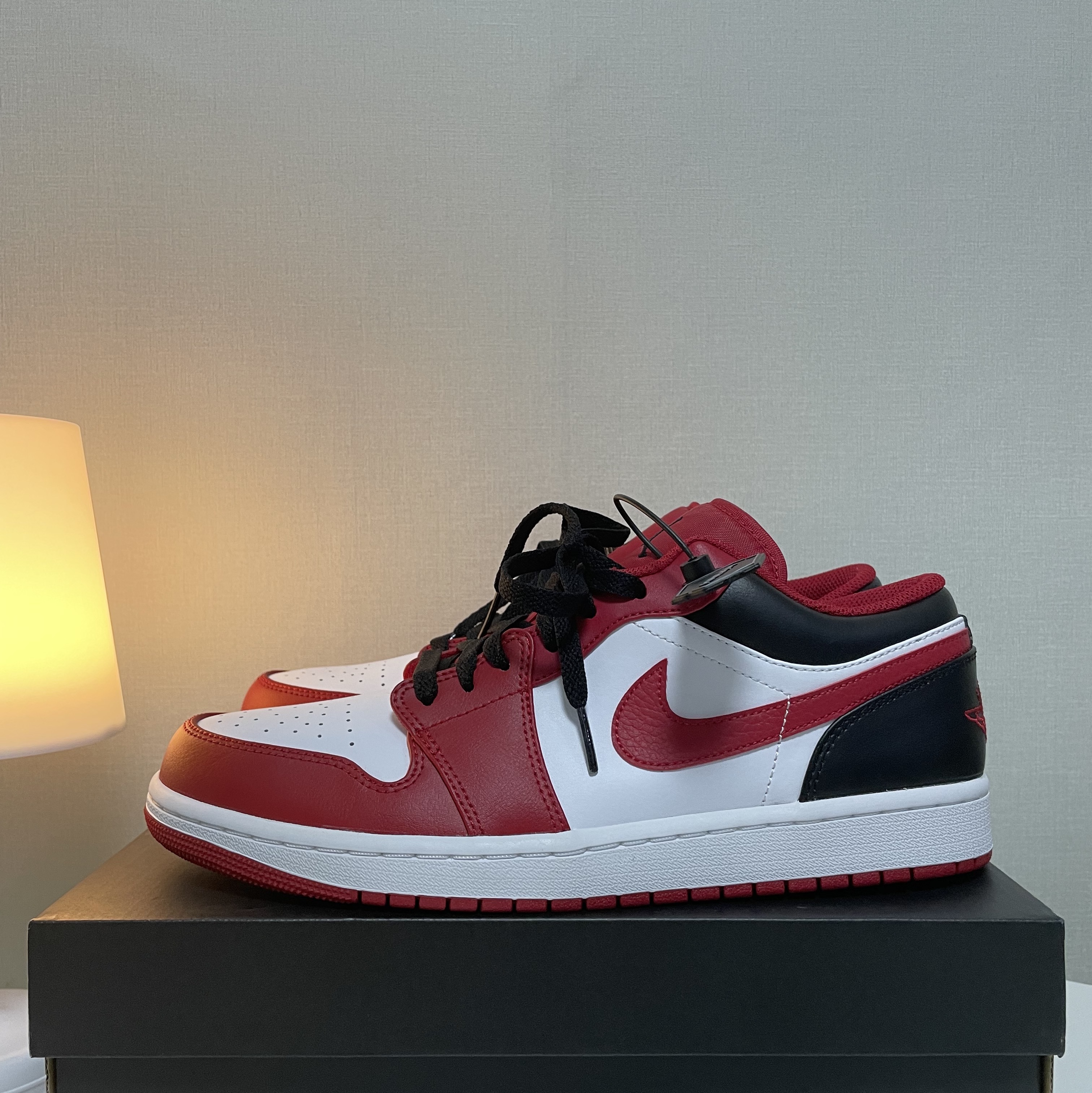 Jordan 1 Low White Gym Red Black 착용 스타일 - 2